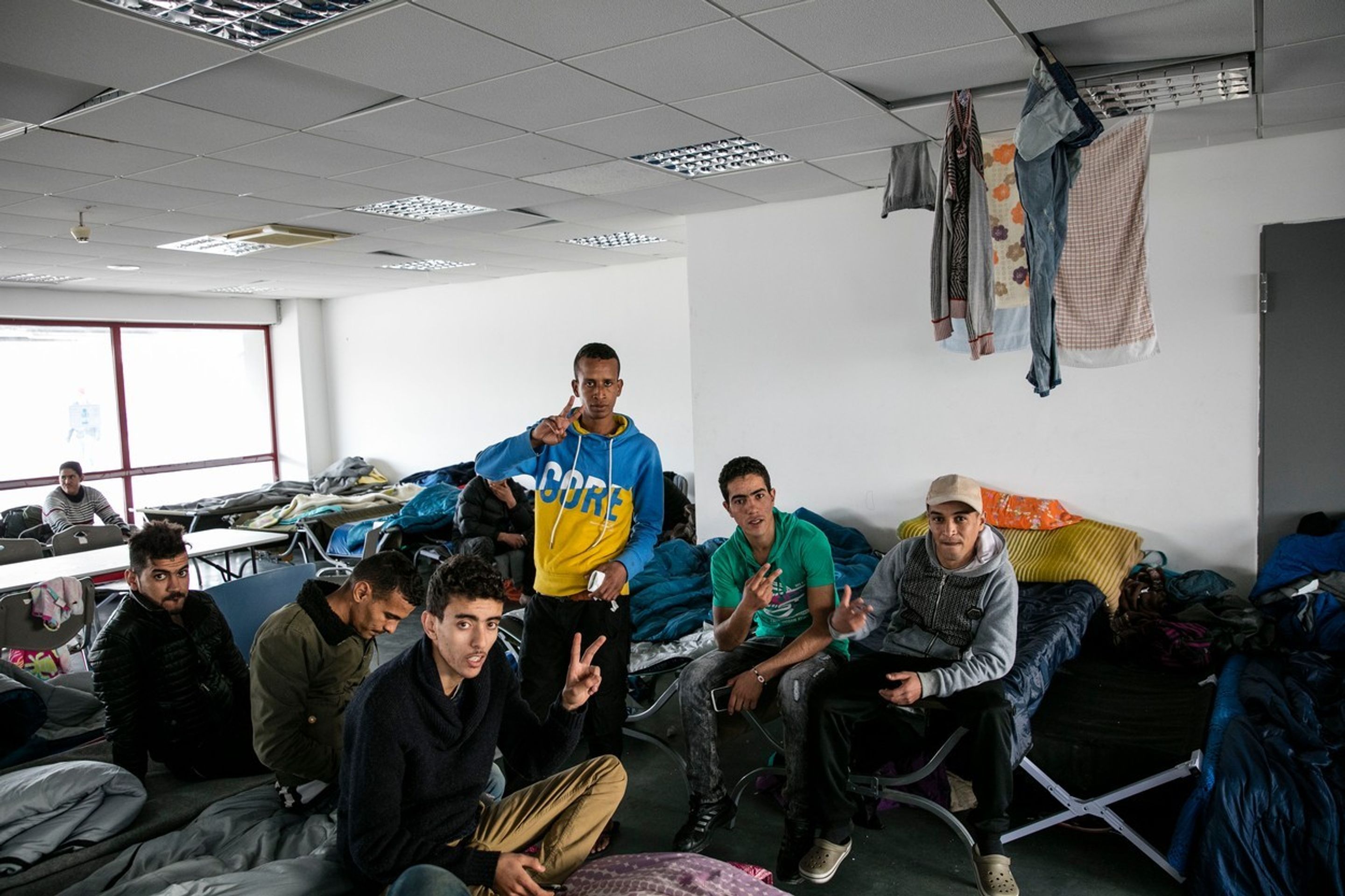 Uprchlíci našli ubytování v útrobách olympijských sportovišť z roku 2004 - GALERIE: Místo Hellinikon - fašisté, CIA, olympiáda, uprchlíci (4/9)