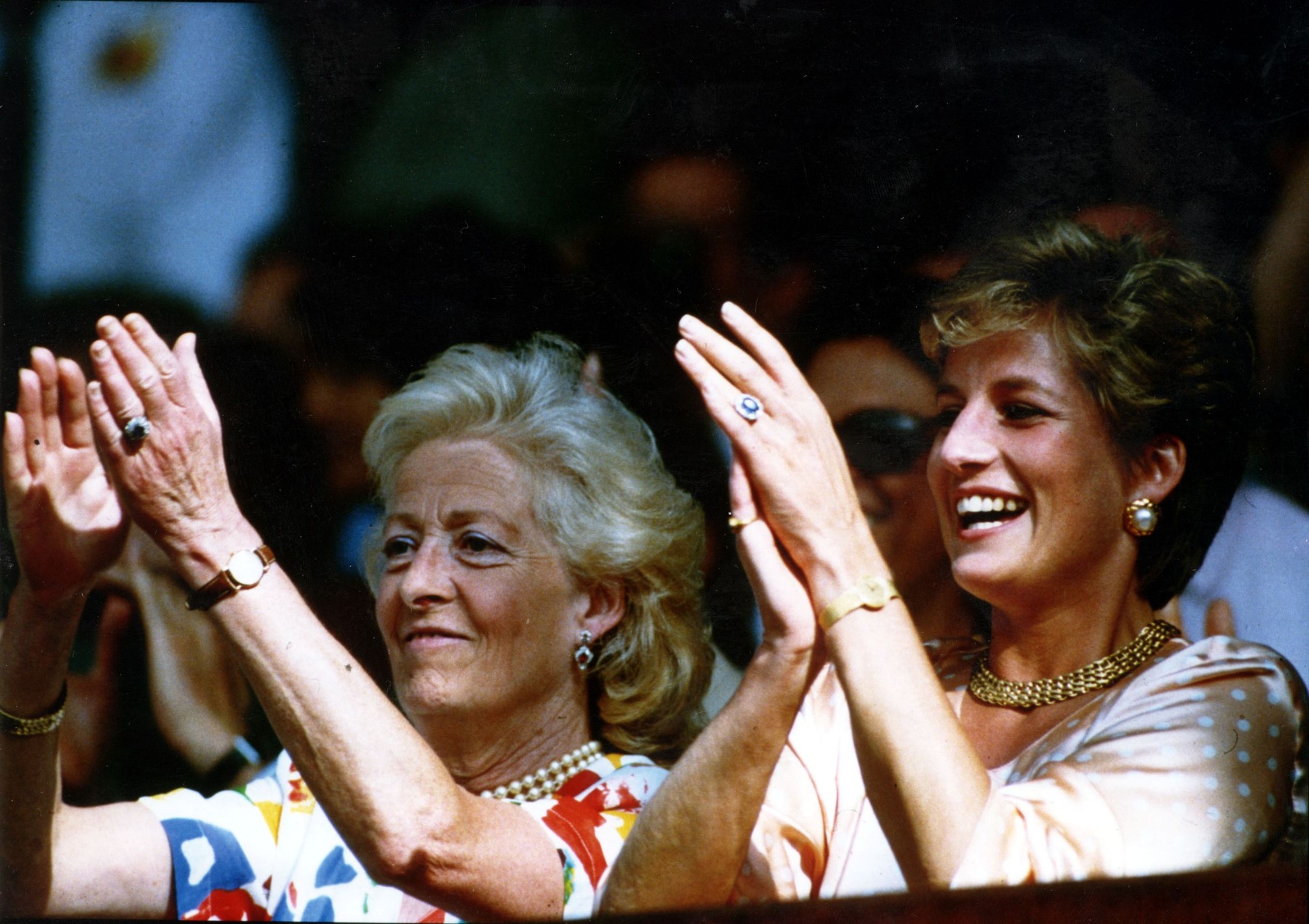 Princezna Diana se svou matkou, 4. 7. 1993 Wimbledon - Princezna Diana se svou matkou (1/4)