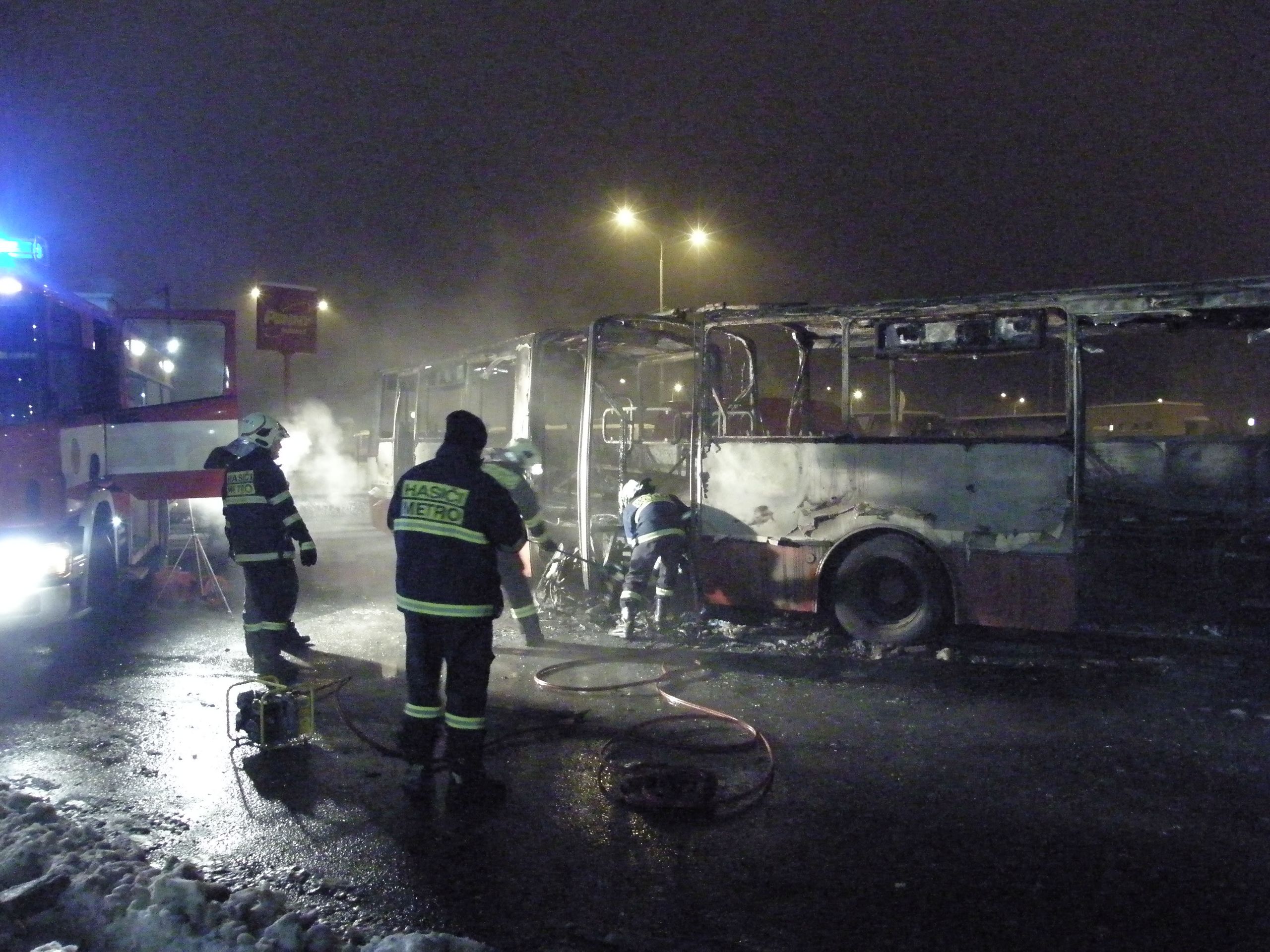 V pražských Kobylisích téměř shořel autobus MHD-2 - GALERIE: v pražských Kobylisích téměř shořel autobus MHD (1/4)