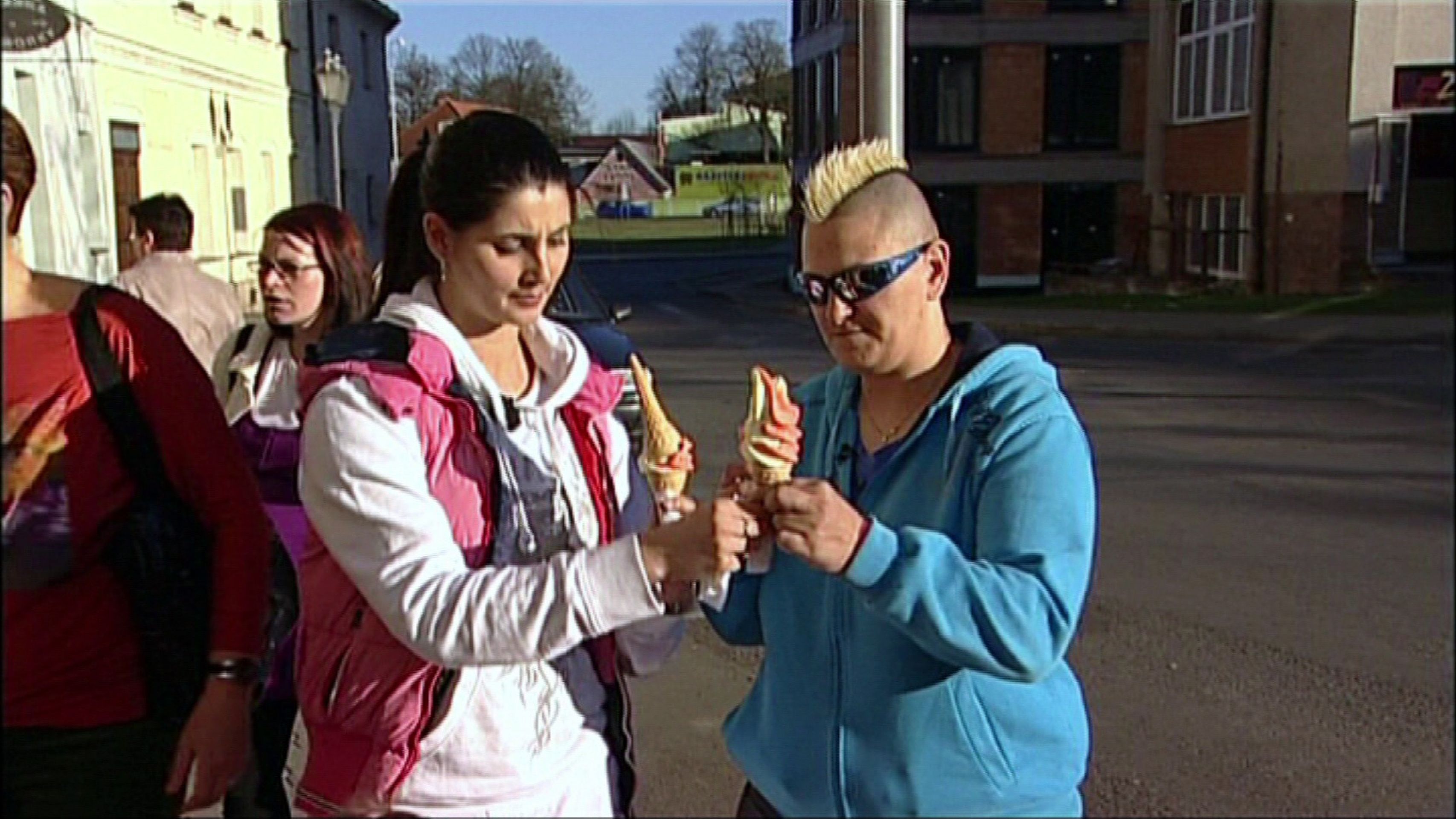 Lesbičky ve Výměně manželek - 1 - GALERIE: Lesbičky ve Výměně manželek (16/16)