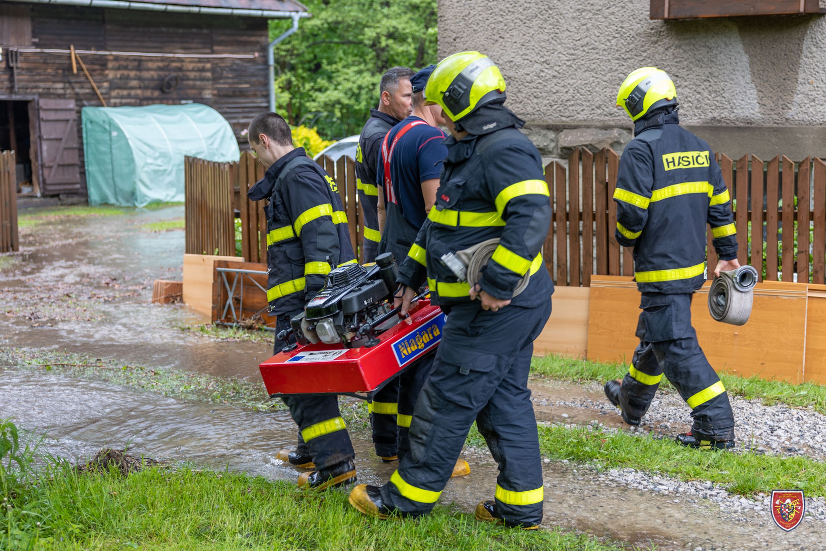 Hasiči nejčastěji odčerpávali vodu ze sklepů a odkláněli vodu pomocí pytlů, HZS Moravskoslezského kraje - Českem se prohnaly silné bouřky (23/31)