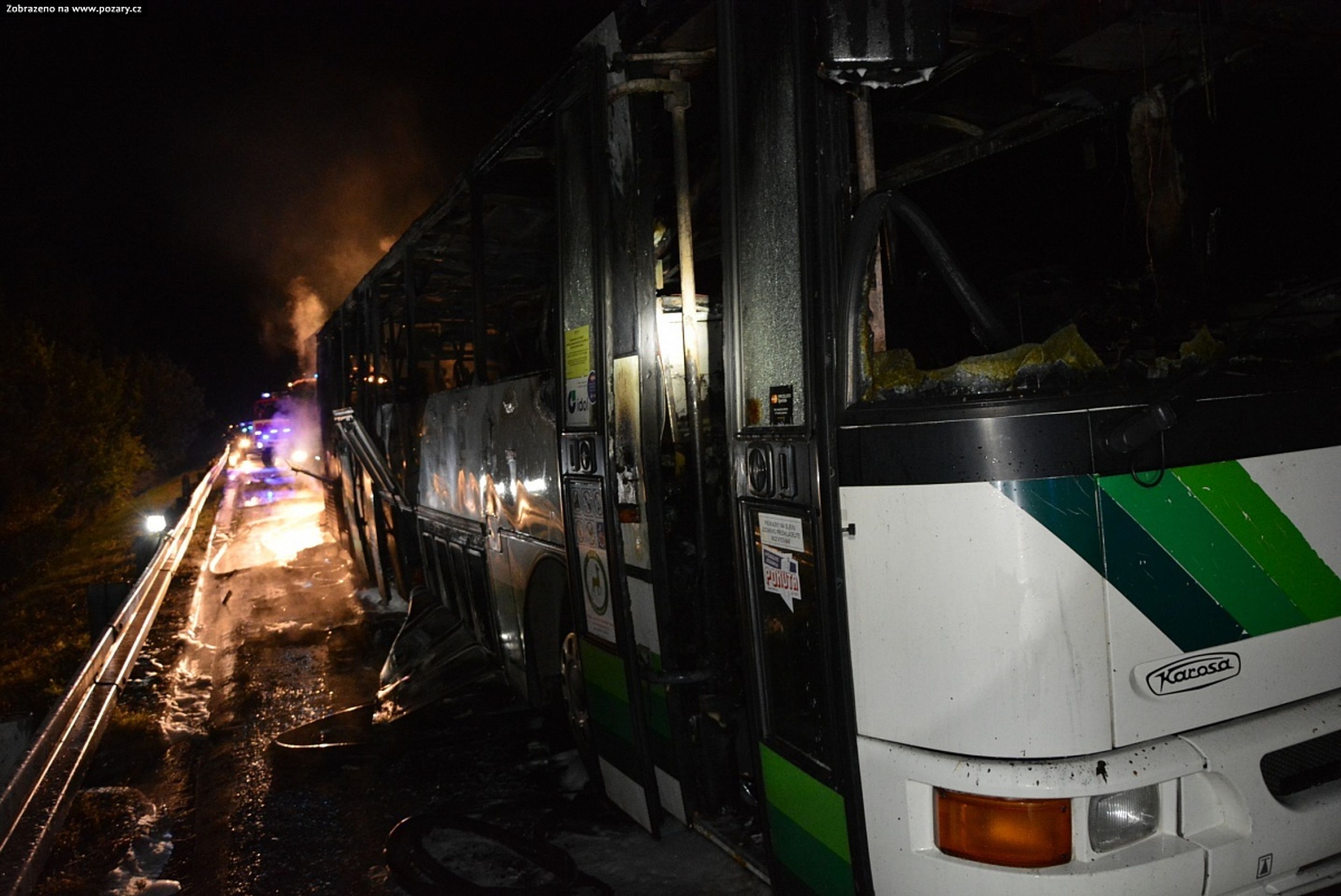 Autobus začal na dálnici D10 hořet - 4 - GALERIE: Požár autobusu na dálnici D10 (4/10)