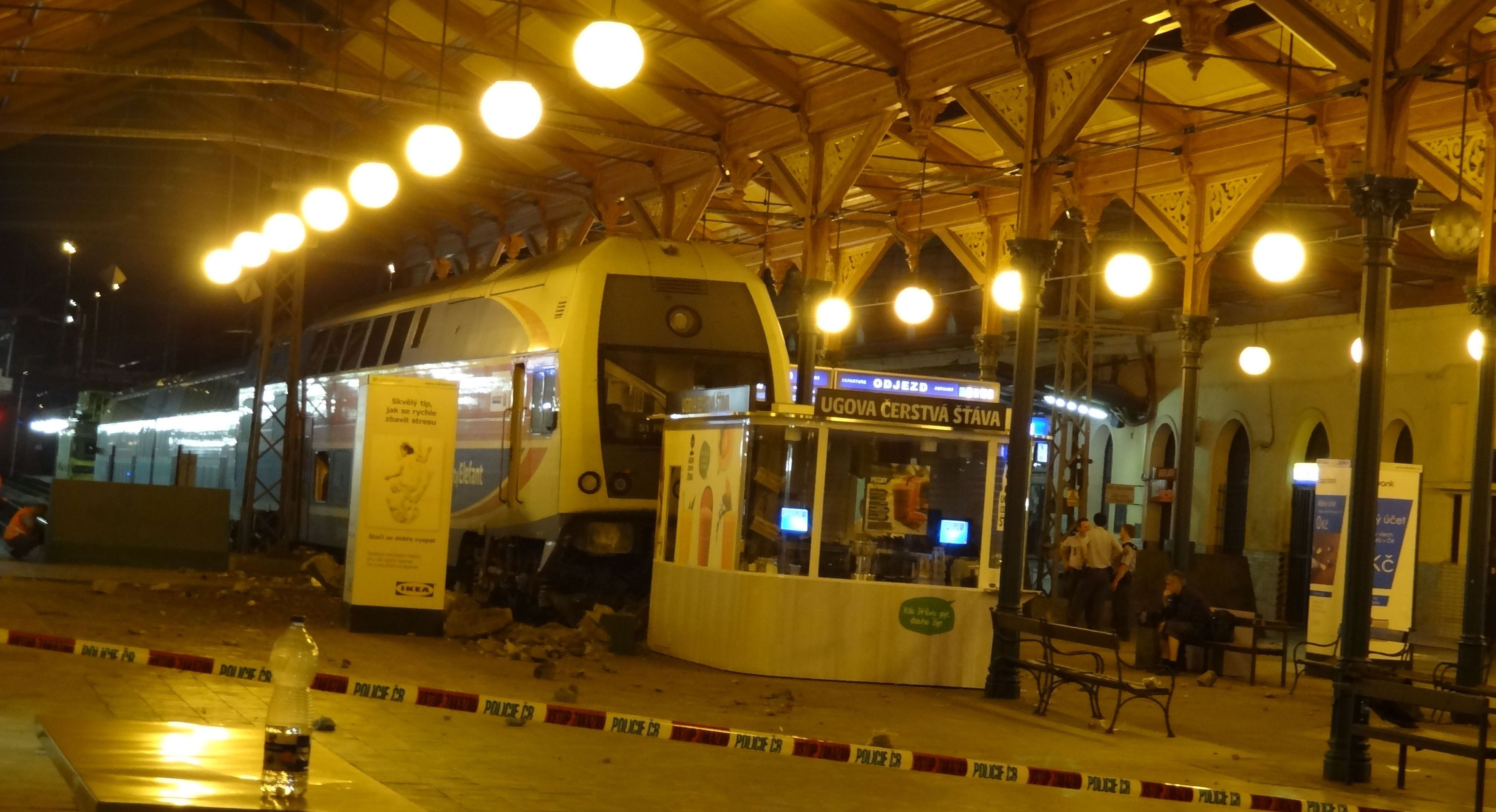 Lokomotiva jela po podlaze haly zhruba 25 metrů - GALERIE: Na pražském Masarykově nádraží vykolejil vlak (6/14)