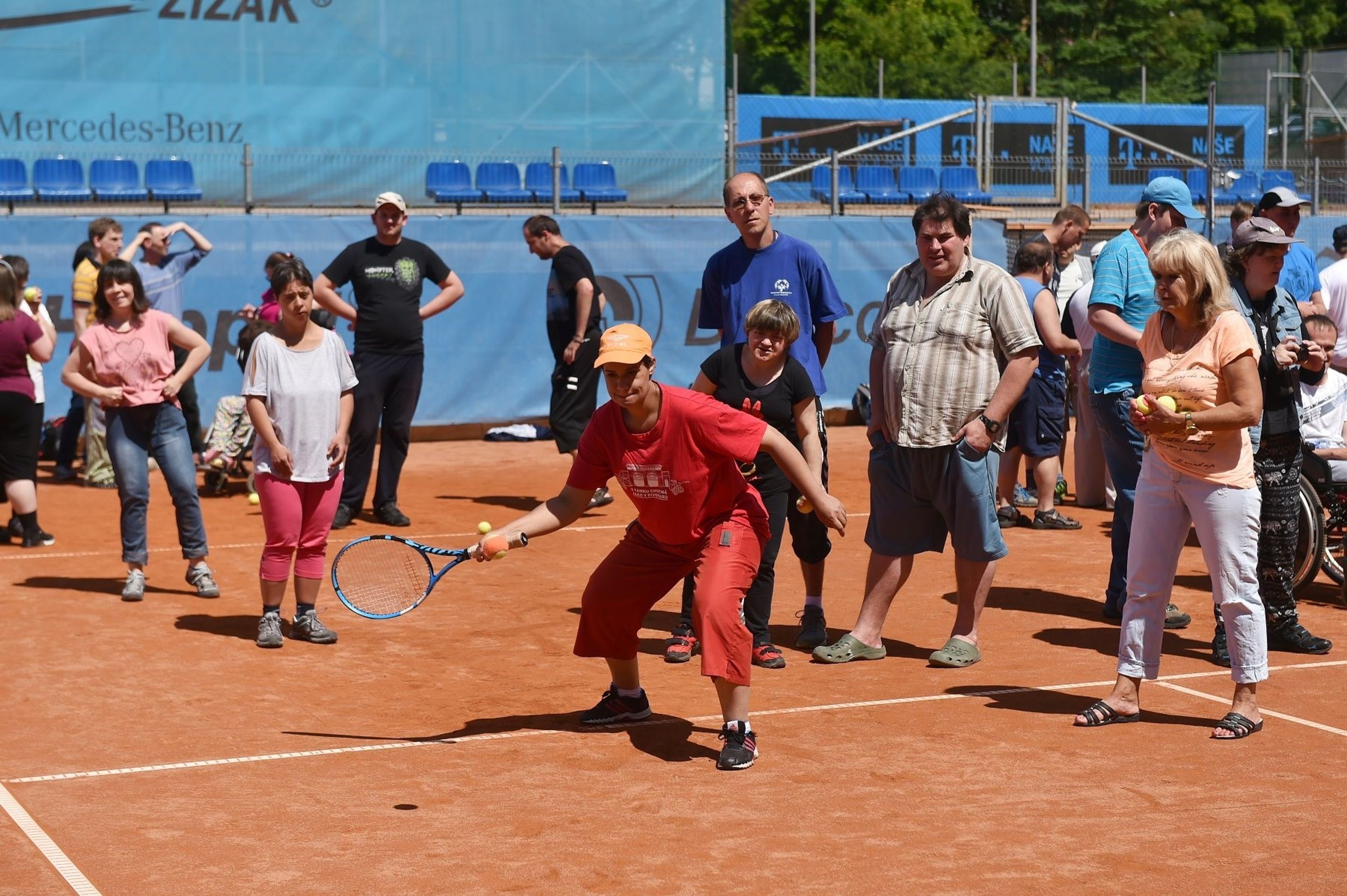 David Lafata, Klára Koukalová a Petr Suchoň zavítali za handicapovanými dětmi - 4 - Lafata, Koukalová a Suchoň zavítali za handicapovanými dětmi (4/10)