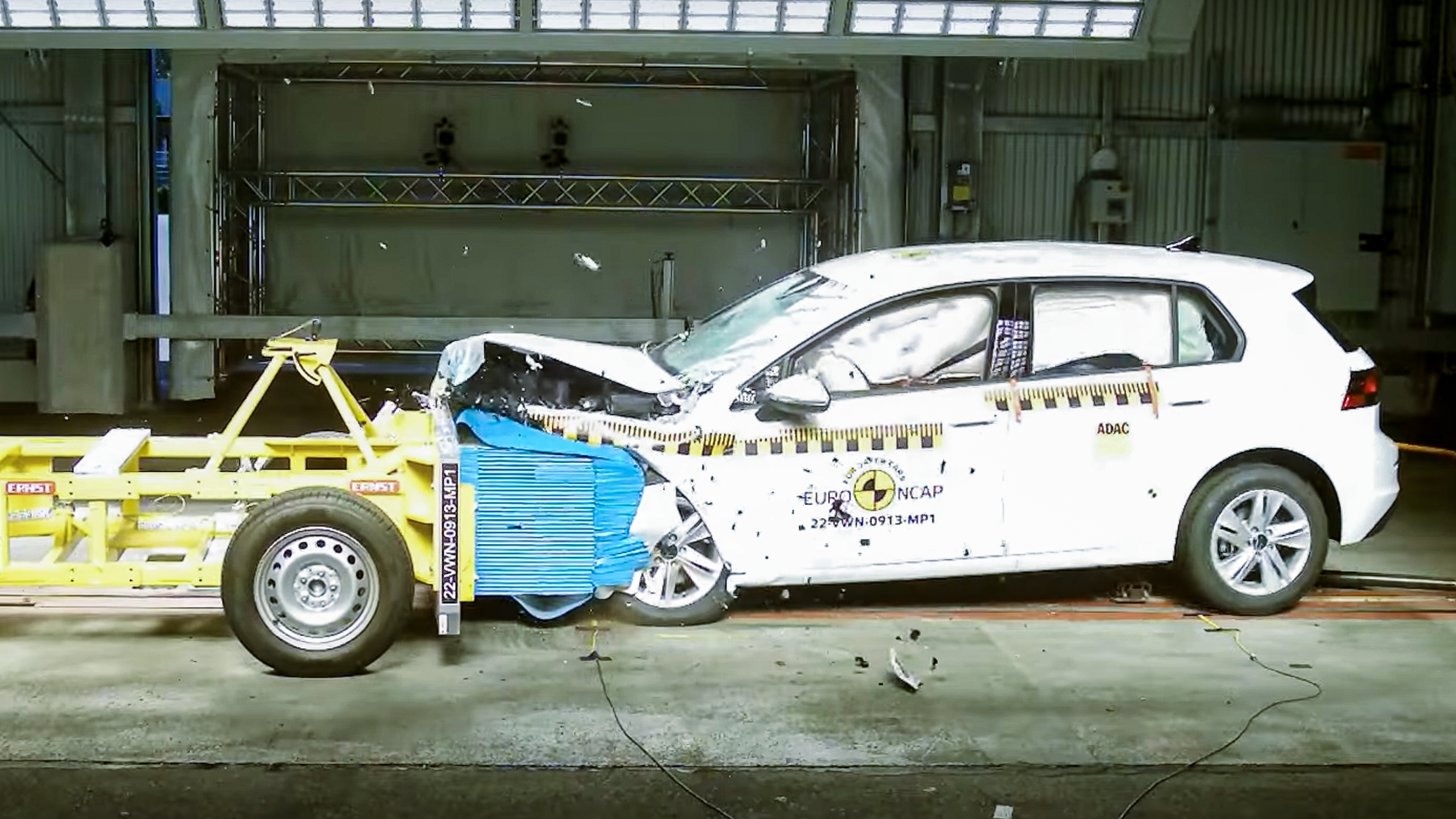 VW Golf VIII v testech Euro NCAP - VW Golf VIII v testech Euro NCAP (2/3)