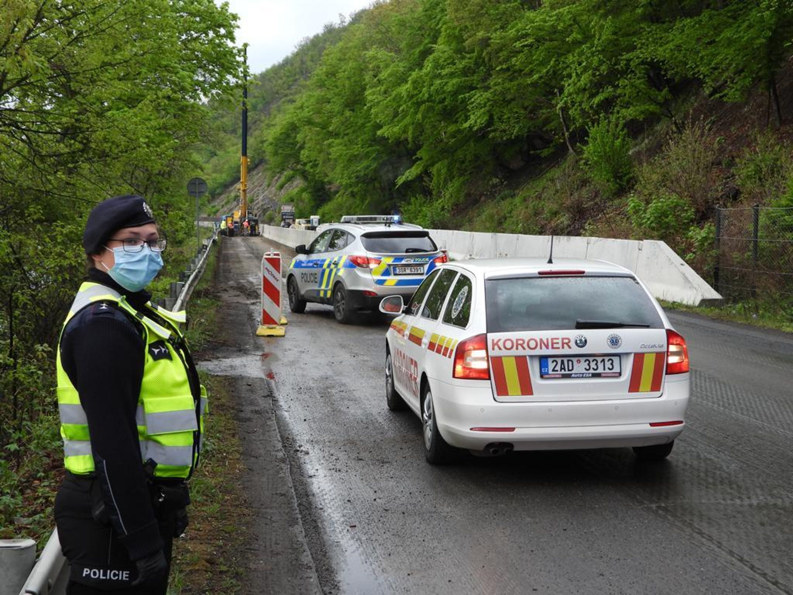 Nehoda motorkáře u Měchenic - 7 - GALERIE: Motorkář narazil do vrtné soupravy u Měchenic (7/8)