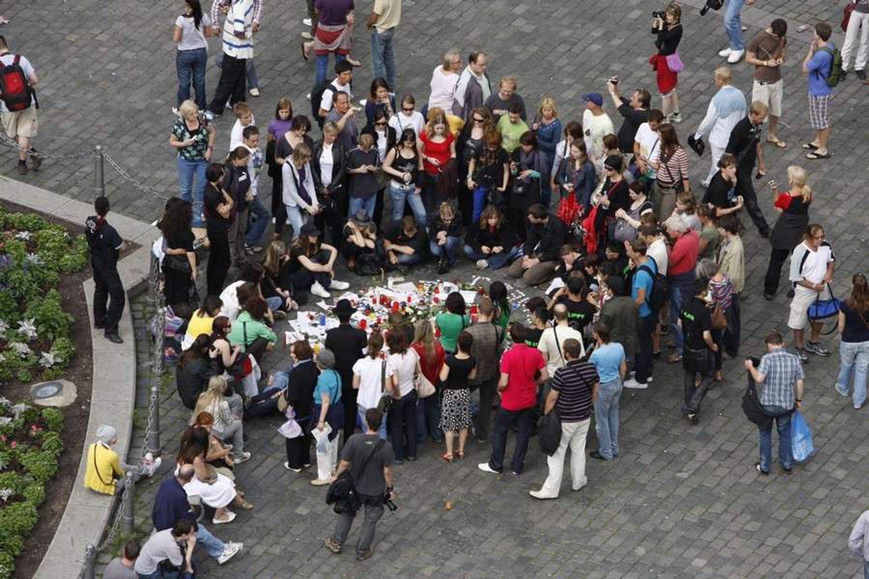 Jacksonovi fanoušci na Staroměstském náměstí - Fotogalerie: Jacksonovi fanoušci na Staroměstském náměstí 2 (2/4)