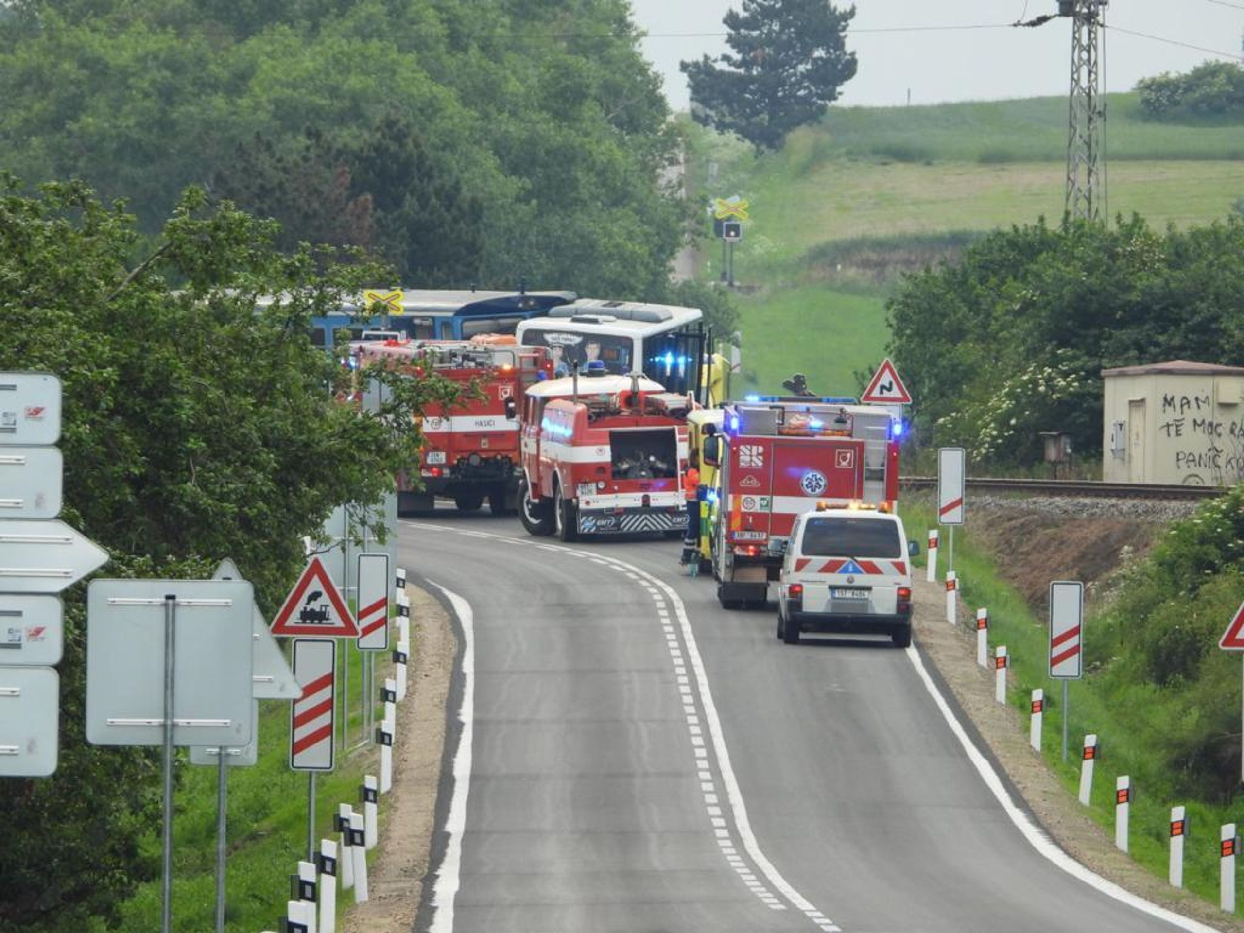 Srážka autobusu s vlakem na Benešovsku - 2 - GALERIE: Srážka autobusu s vlakem na Benešovsku (1/17)