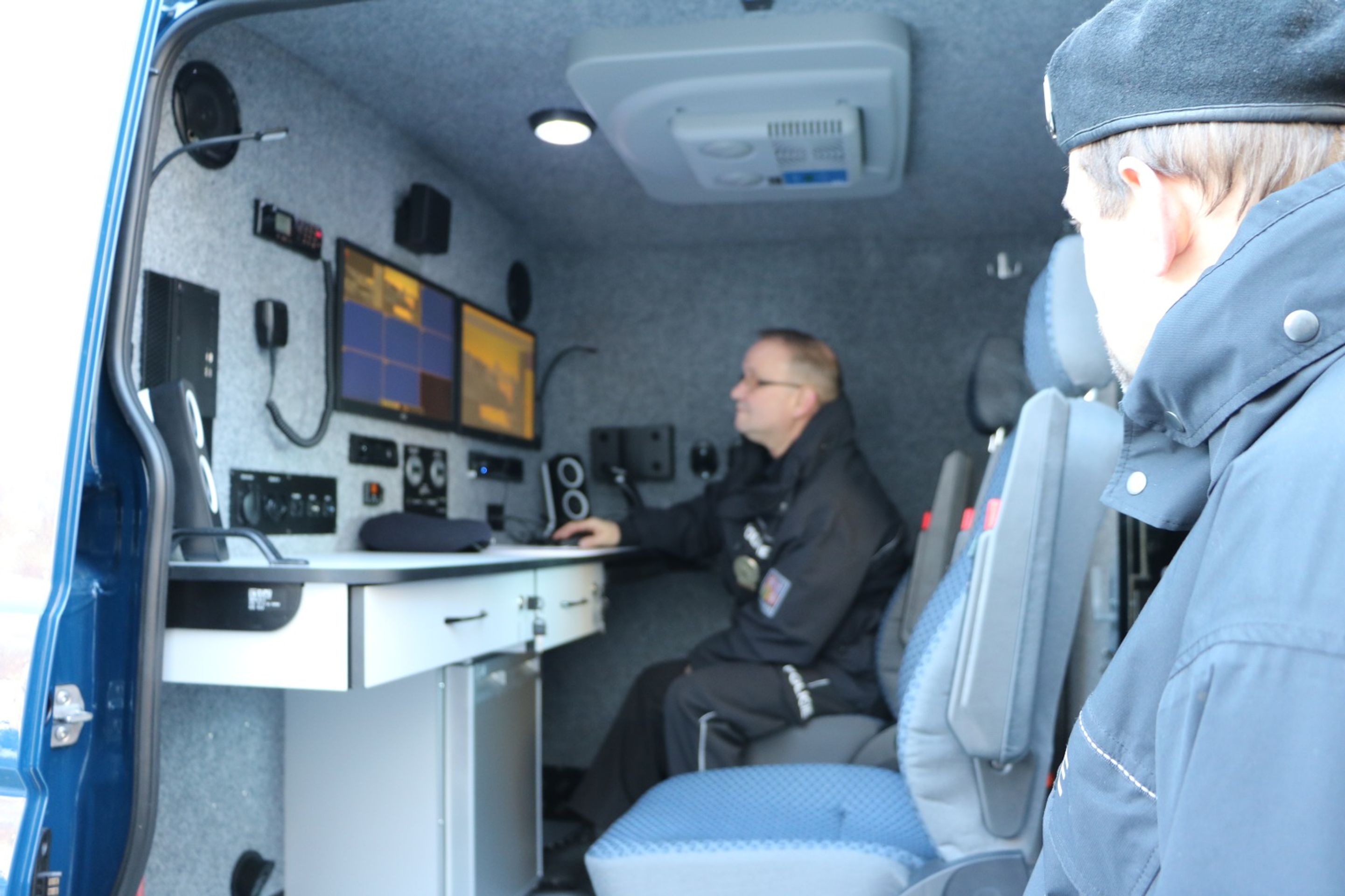 Nová policejní dodávka VW Crafter - 10 - Fotogalerie: Technikou nabité policejní dodávky VW Crafter (1/7)