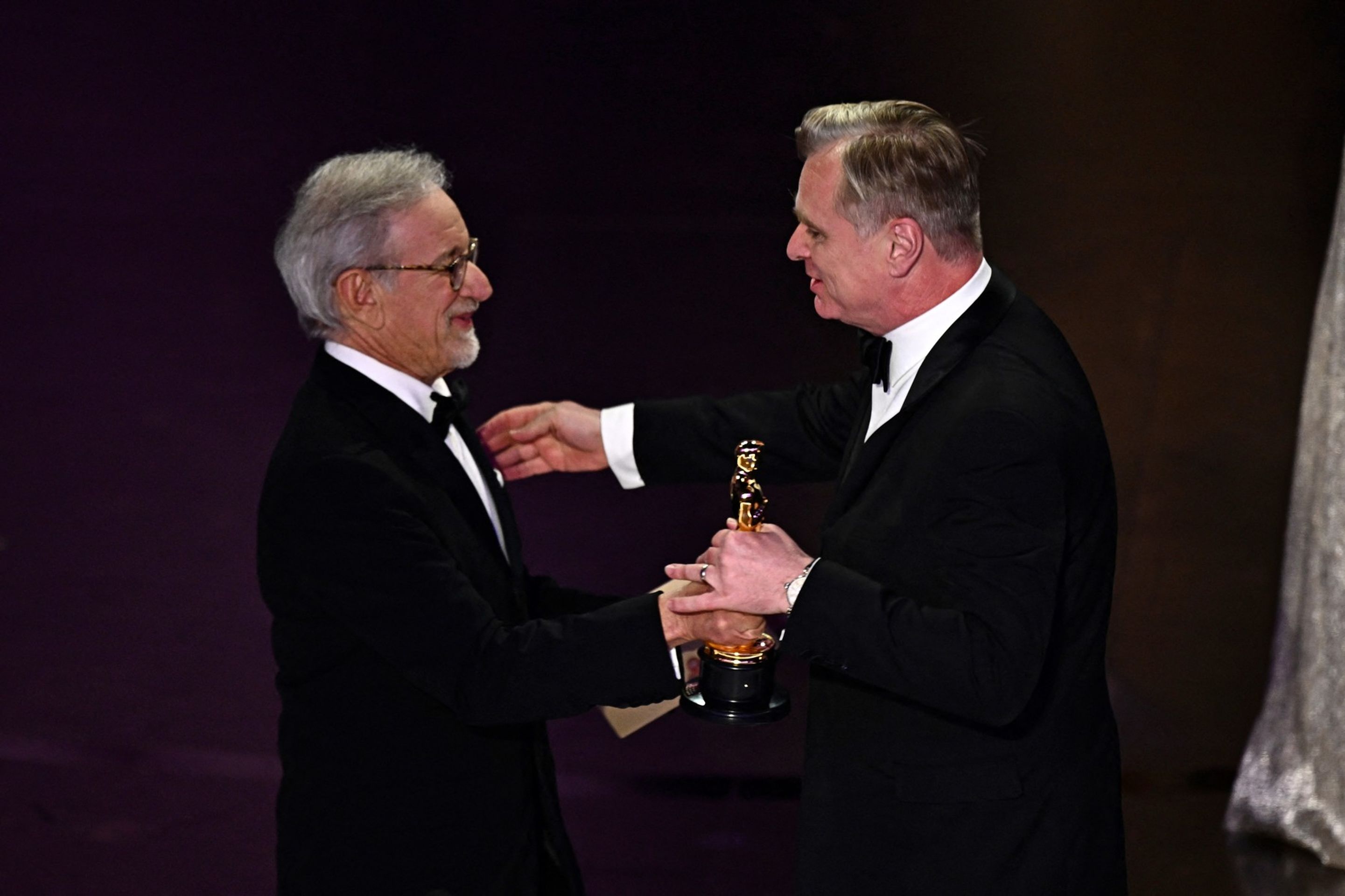 Steven Spielberg předává Oscara Christopherovi Nolanovi za film Oppenheimer, 10. 3. 2024 - Předávání Oscarů (4/9)