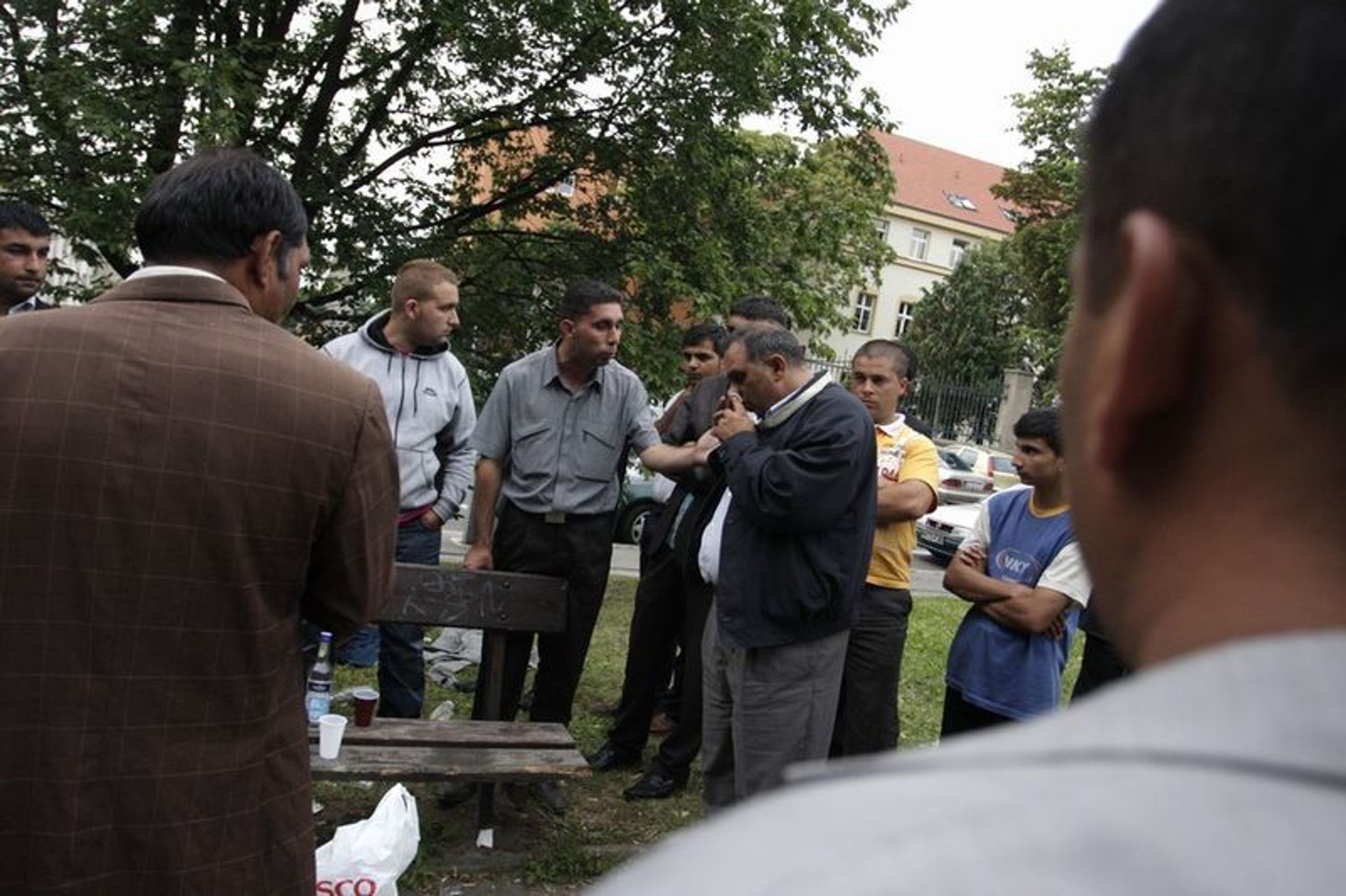 Romové truchlí nad smrtí "prince" před vinohradskou nemocnicí - GALERIE: Romové truchlí nad smrtí "prince" před vinohradskou nemocnicí (8/10)