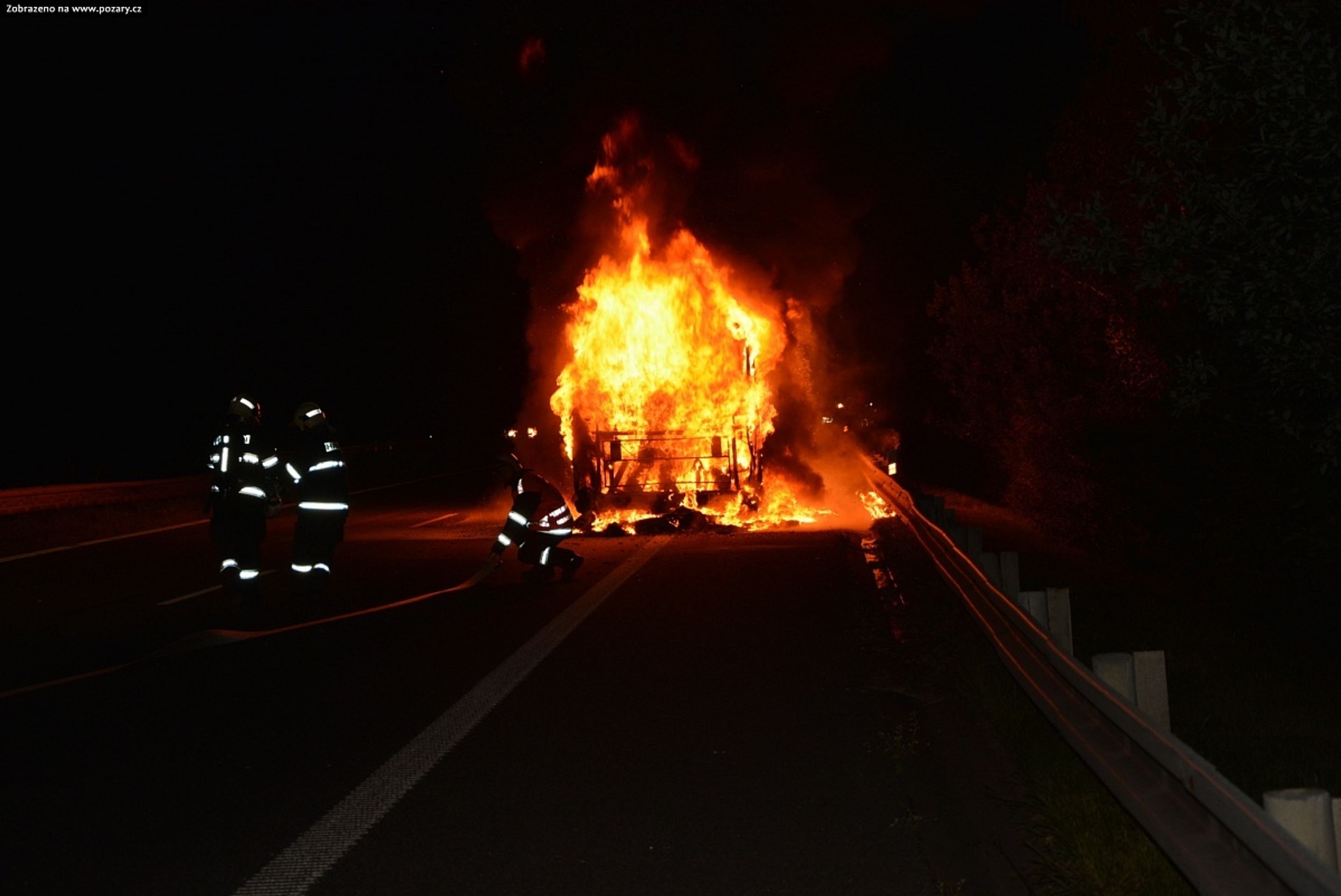 Autobus začal na dálnici D10 hořet - 2 - GALERIE: Požár autobusu na dálnici D10 (2/10)