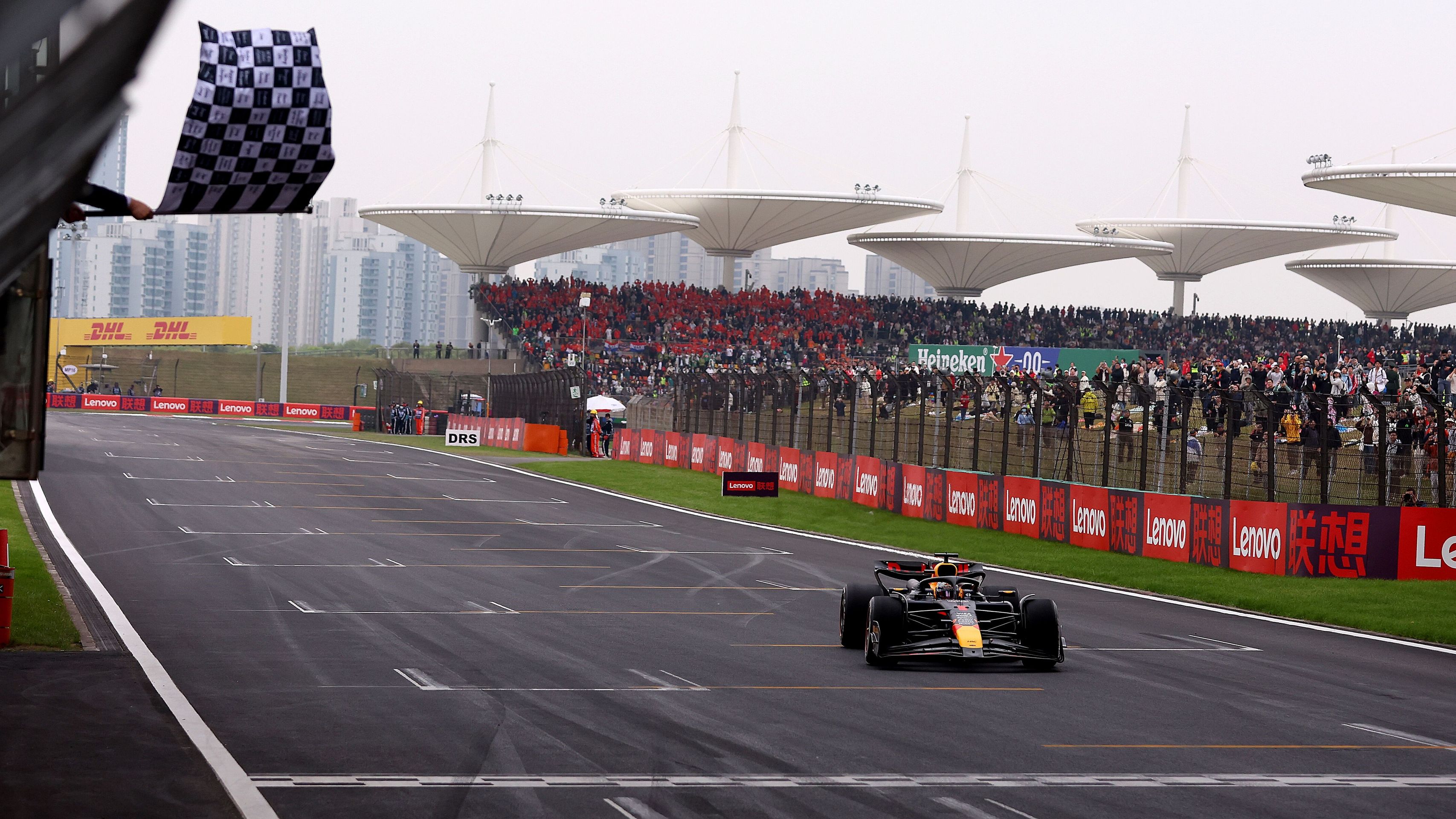 Red Bull projíždí cílovou rovinkou na okruhu v Šanghaji - Okruh Shanghai International Circuit (4/4)