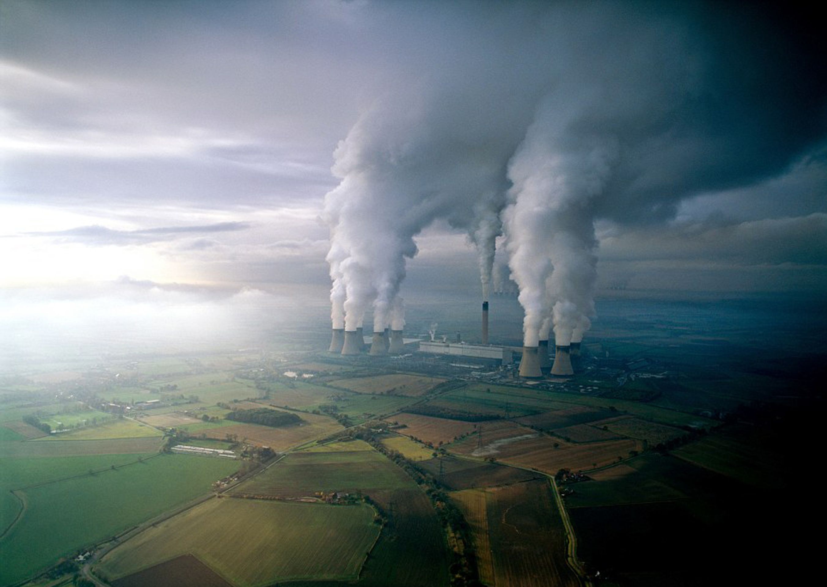Fotografie znázorňující ničivé důsledky přelidnění - Znečištěné ovzduší CO2. Komíny v elektrárně na uhlí - Velká Británie - GALERIE: Fotografie znázorňující ničivé důsledky přelidnění (15/28)