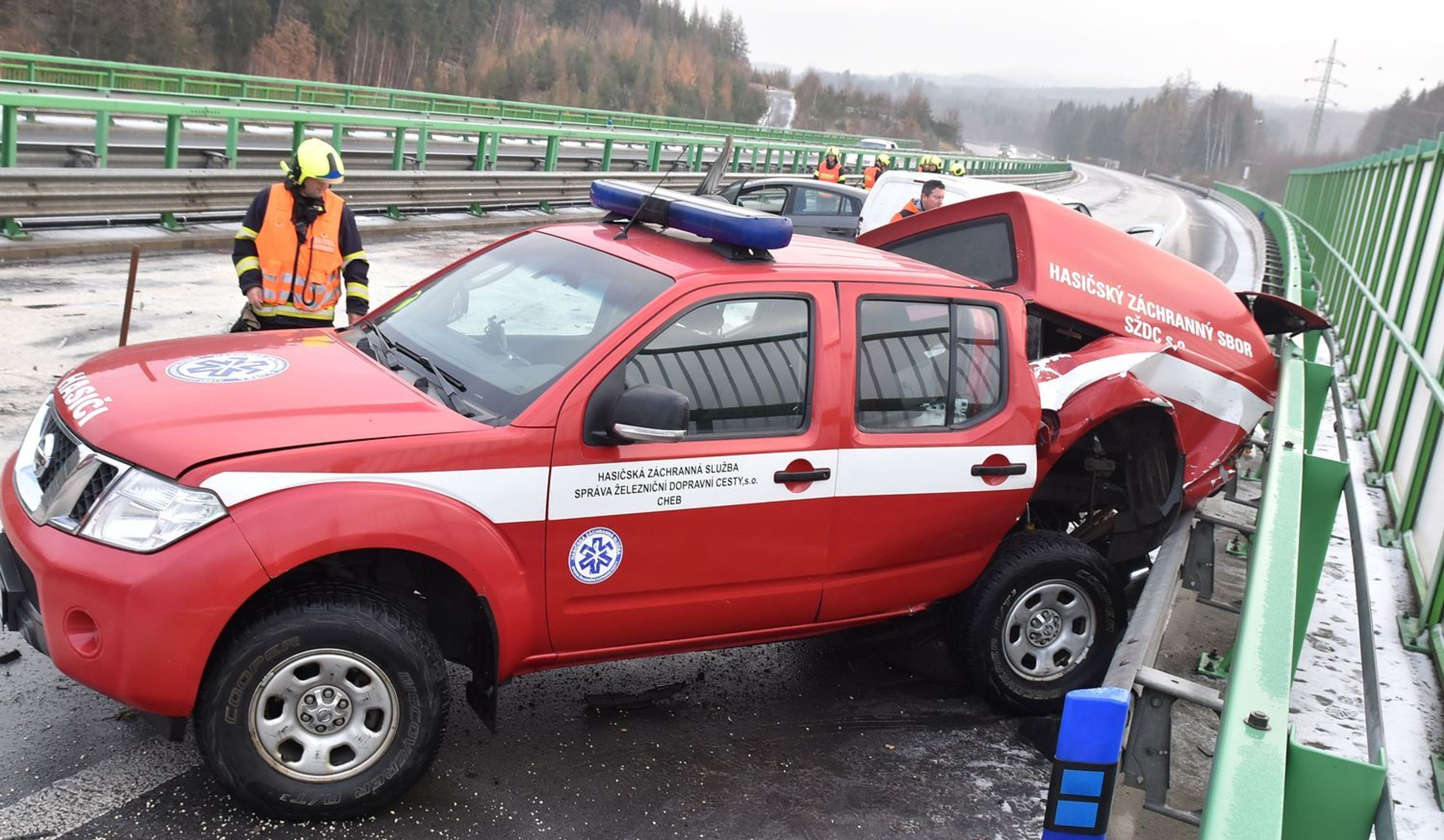 Hasiči zastavili u nehody, zezadu do nich narazilo další auto - 9 - GALERIE: Hasiči zastavili u nehody, zezadu do nich narazilo další auto (9/10)