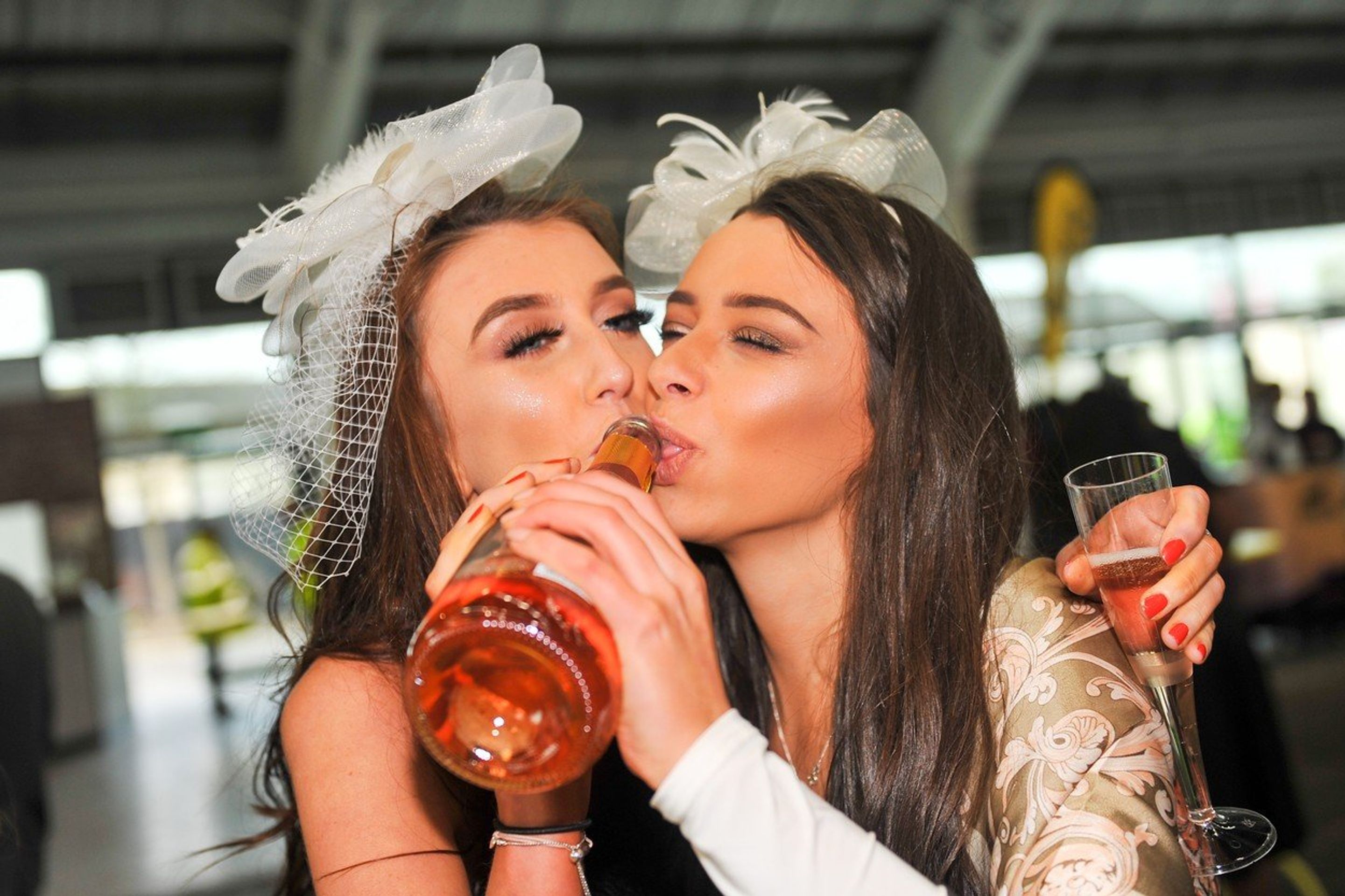 Dámy na dostizích - GALERIE: Dámy to na dostizích přehnaly s alkoholem (1/4)