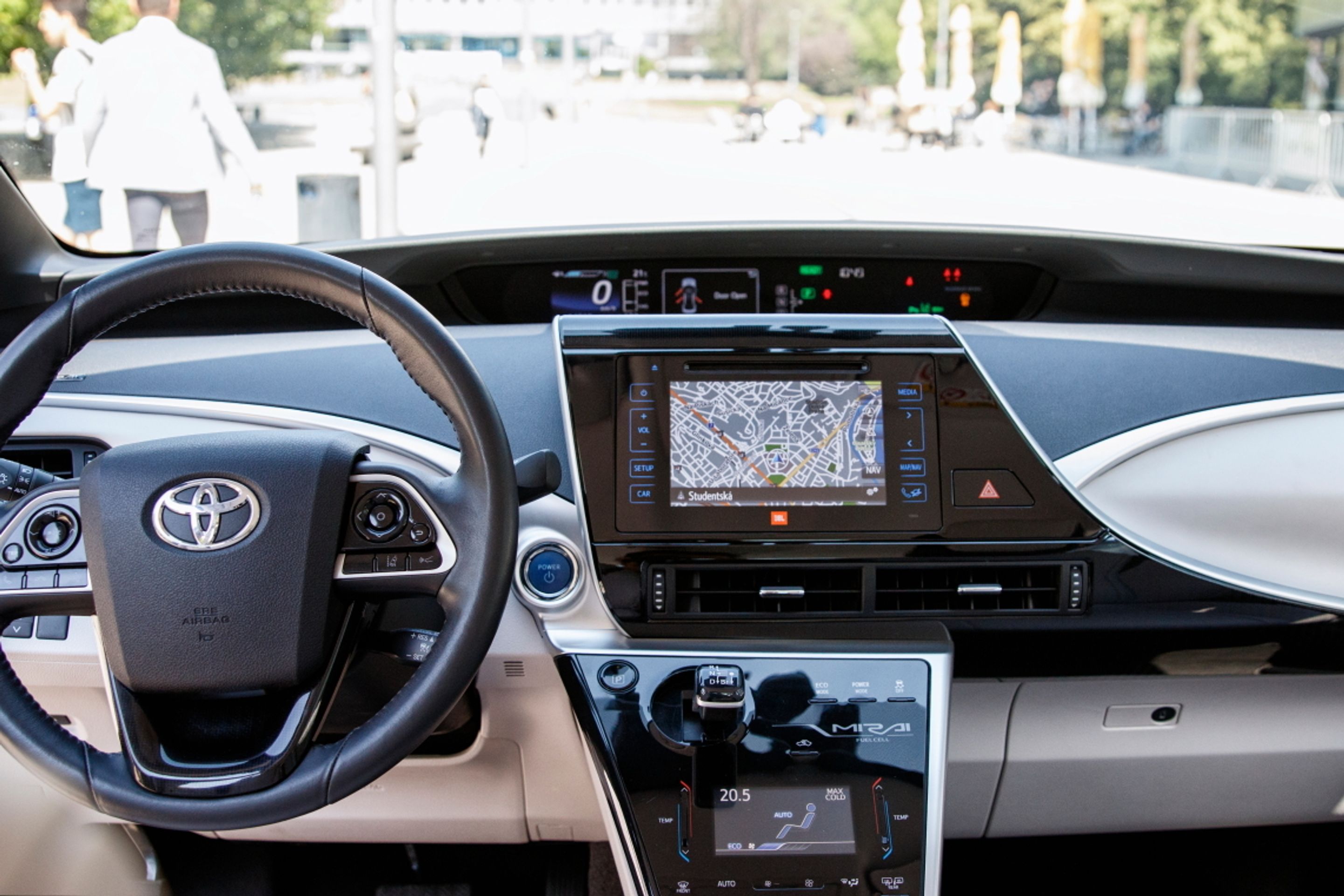 Toyota Mirai - 21 - Fotogalerie: Vodíková Toyota Mirai (7/26)