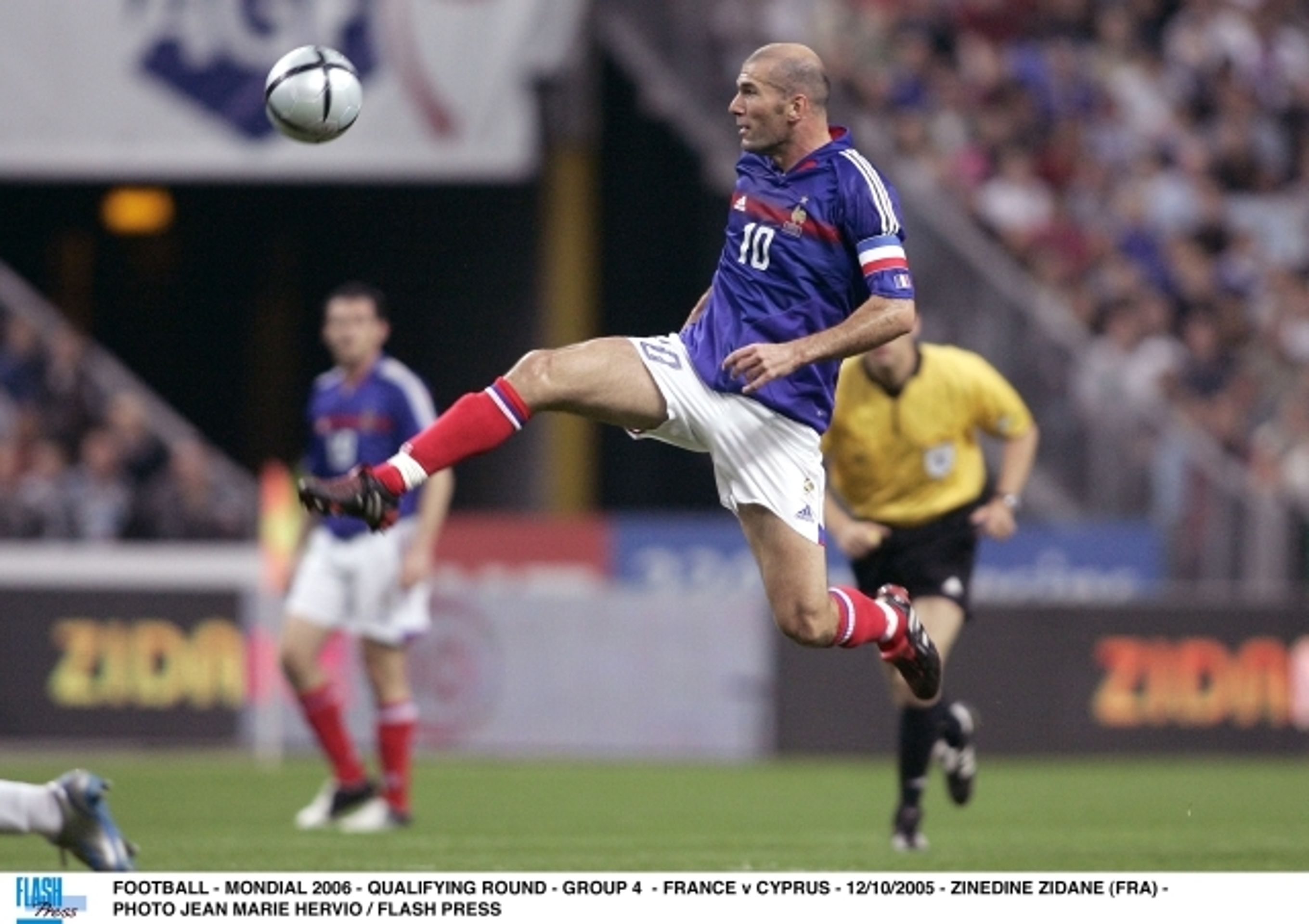 GALERIE: Zinedine Zidane - 2 - GALERIE: Zinedine Zidane - socha hlavičky (9/13)