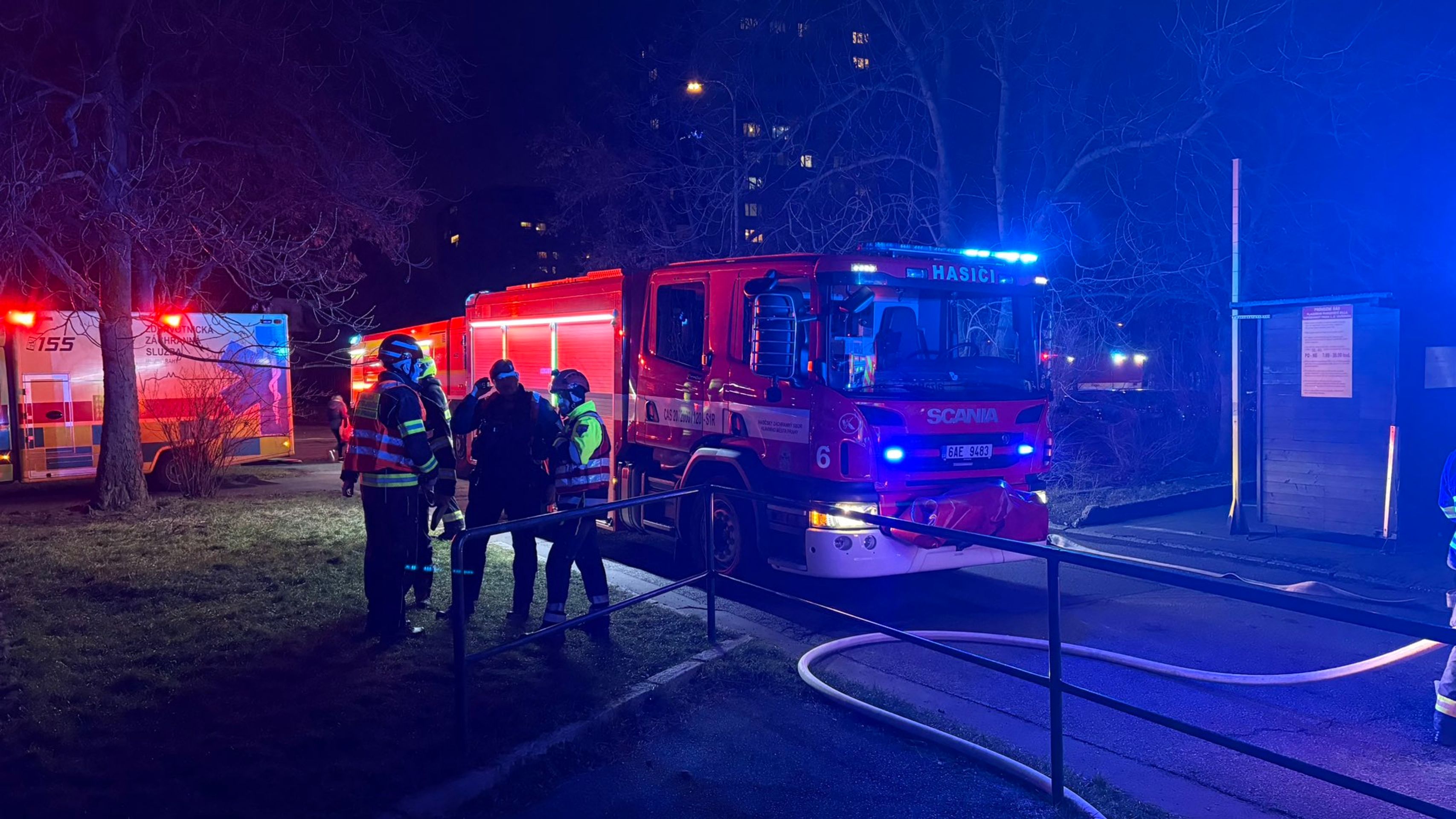 Zásah hasičů v ulici Vavřenova v Praze - Hasiči měli na Vánoce napilno (3/3)