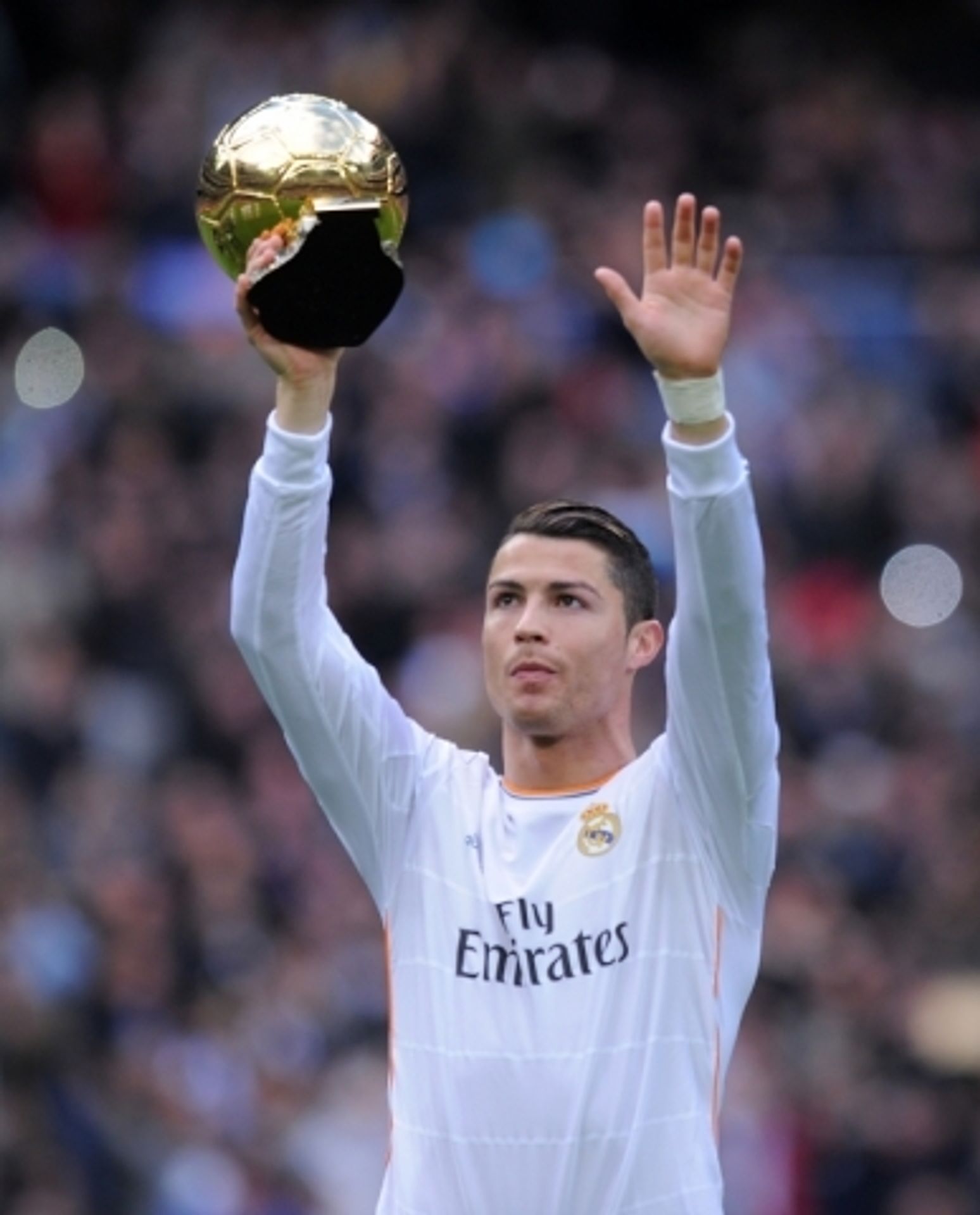 Cristiano Ronaldo ukázal na Santiago Bernabeu Zlatý míč - 7 - GALERIE: Cristiano Ronaldo ukázal na stadionu Zlatý míč (3/12)