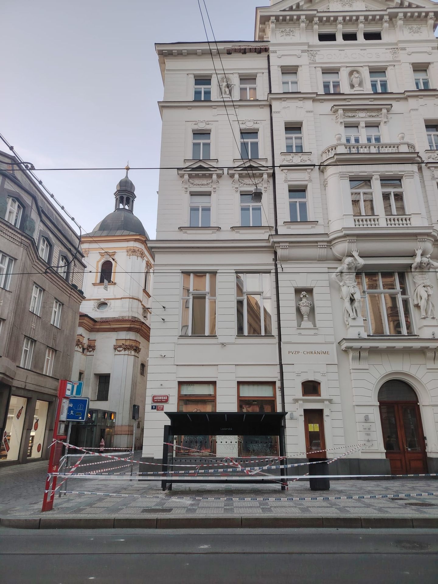 Uvolněná římsa na ulici Lazarská v Praze - Uvolněná římsa v Praze na ulici Lazarská (2/6)