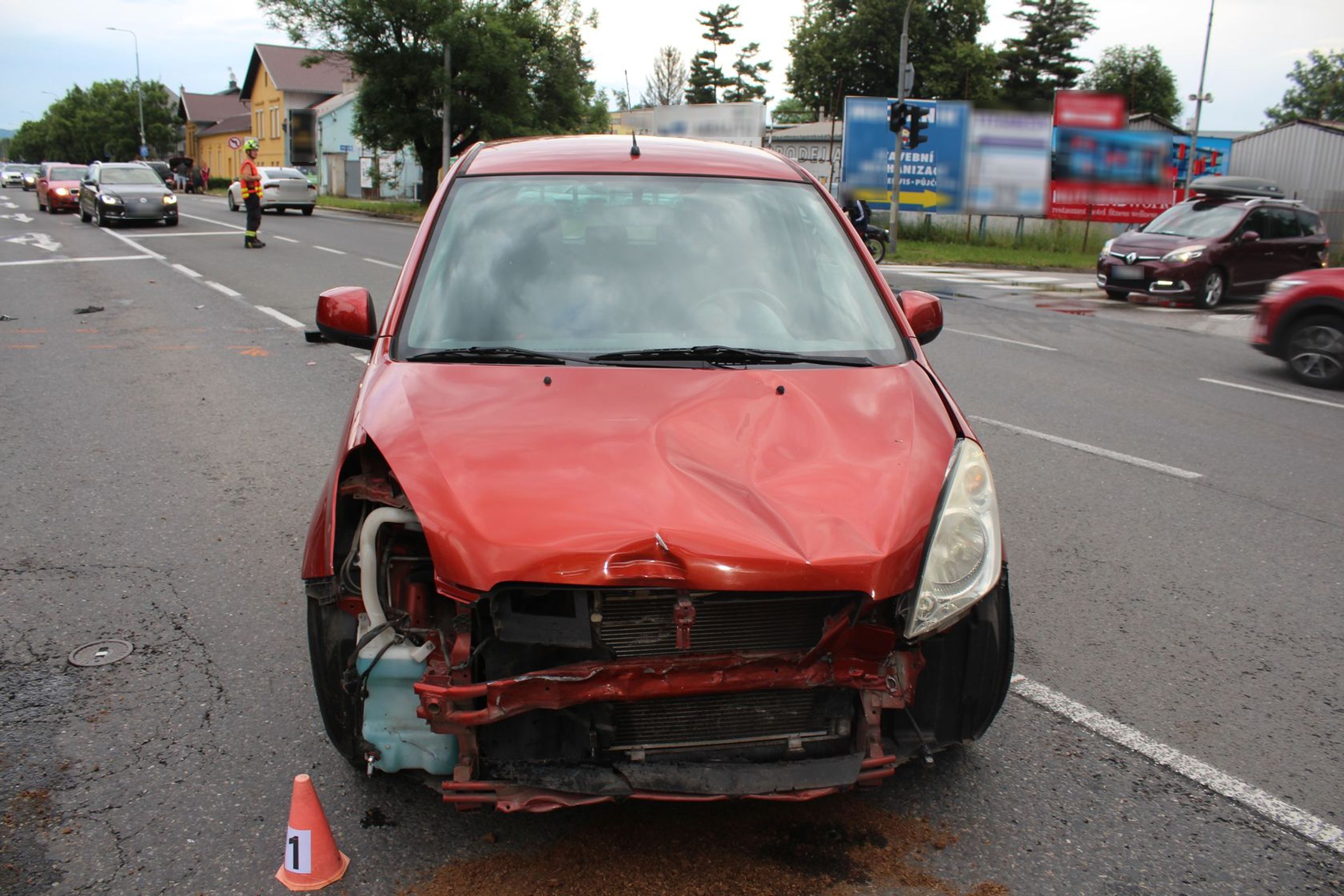 Řidička nerespektovala dopravní značku a srazila motorkáře (1) - Řidička nerespektovala dopravní značku a srazila motorkáře (2/4)