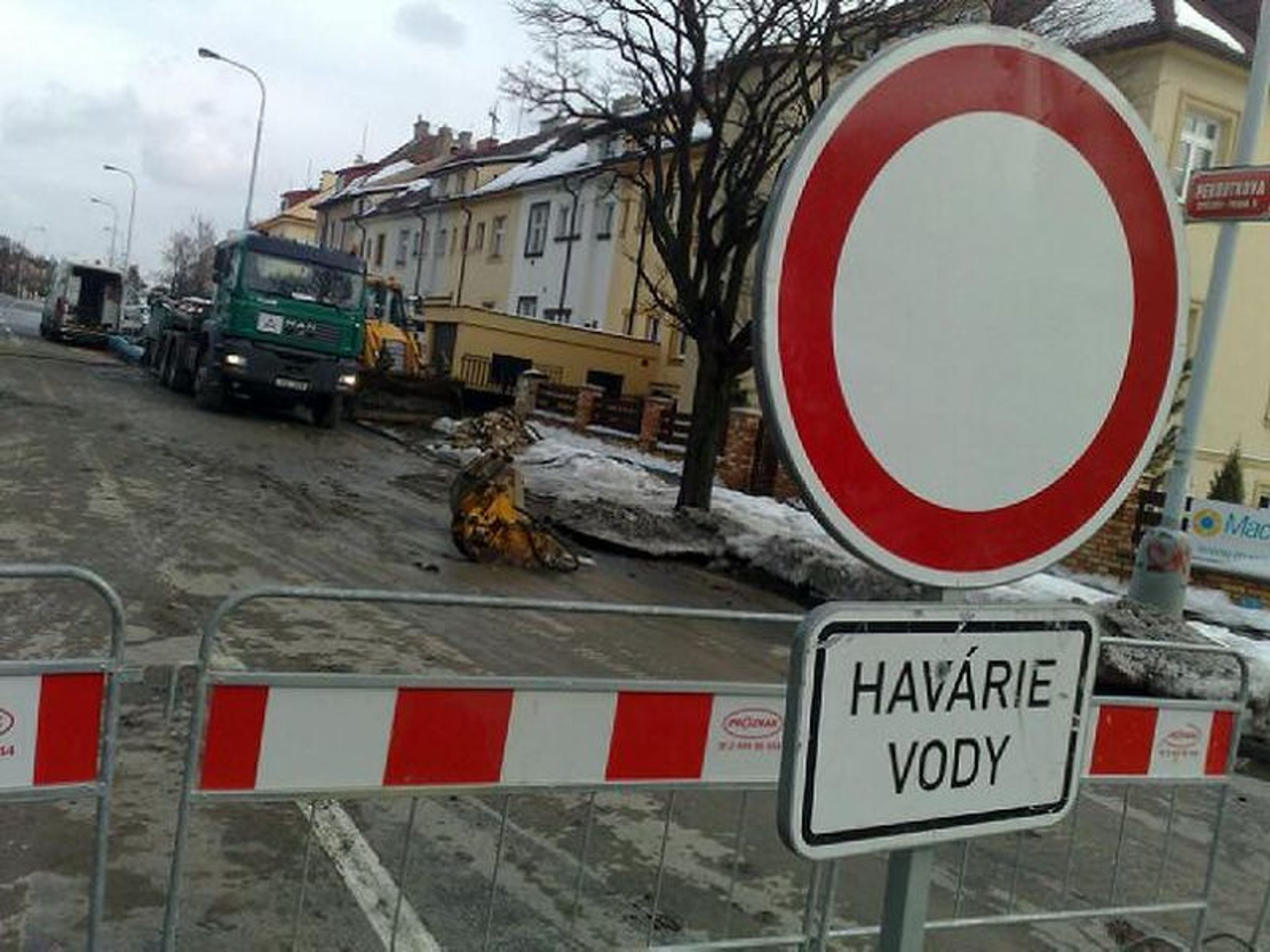 Prasklé potrubí na pražském Smíchově-4 - GALERIE: Prasklé potrubí na pražském Smíchově (5/7)