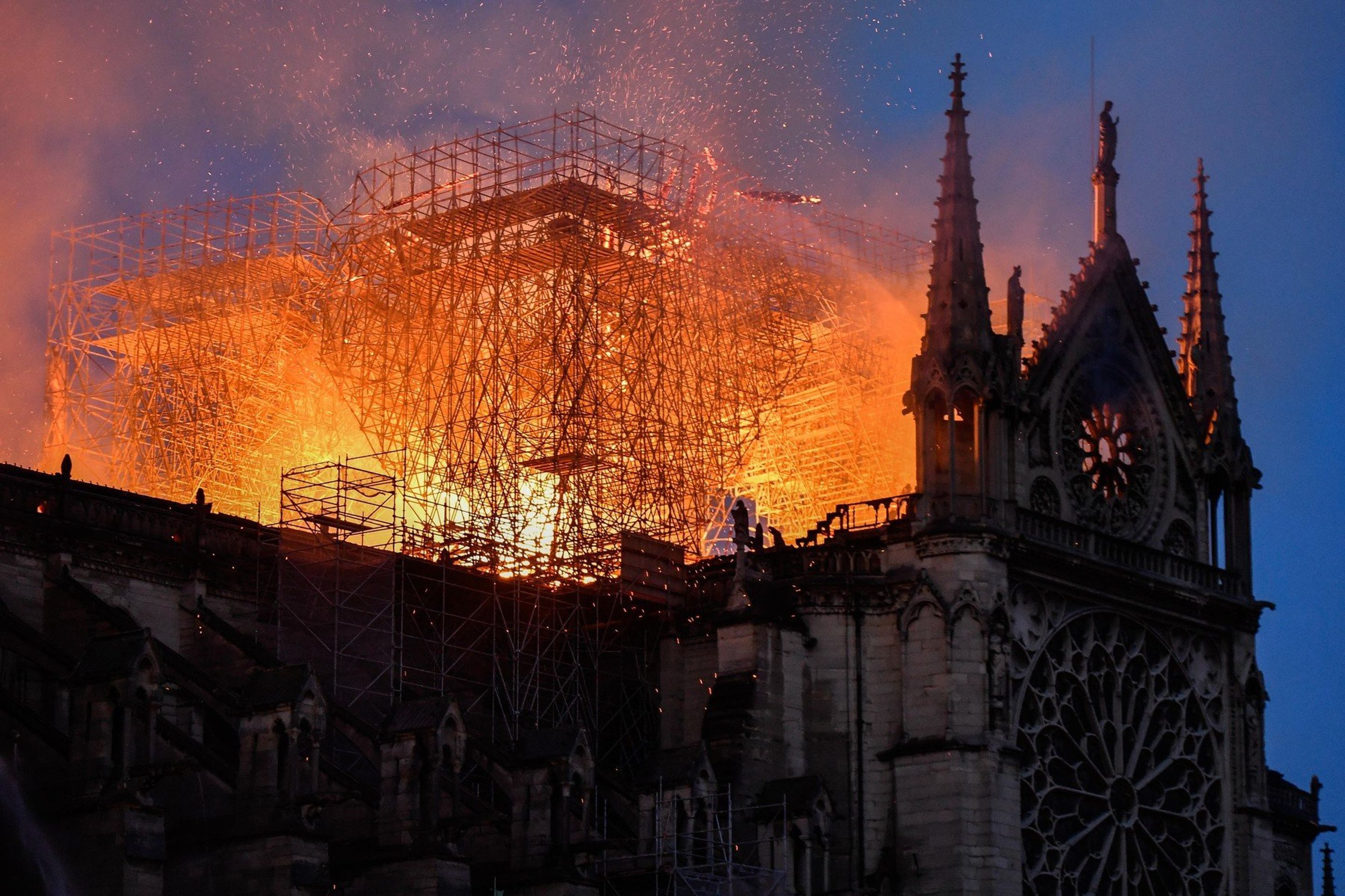 Požár katedrály Notre Dame - 5 - GALERIE: Obří požár katedrály Notre Dame (3/14)