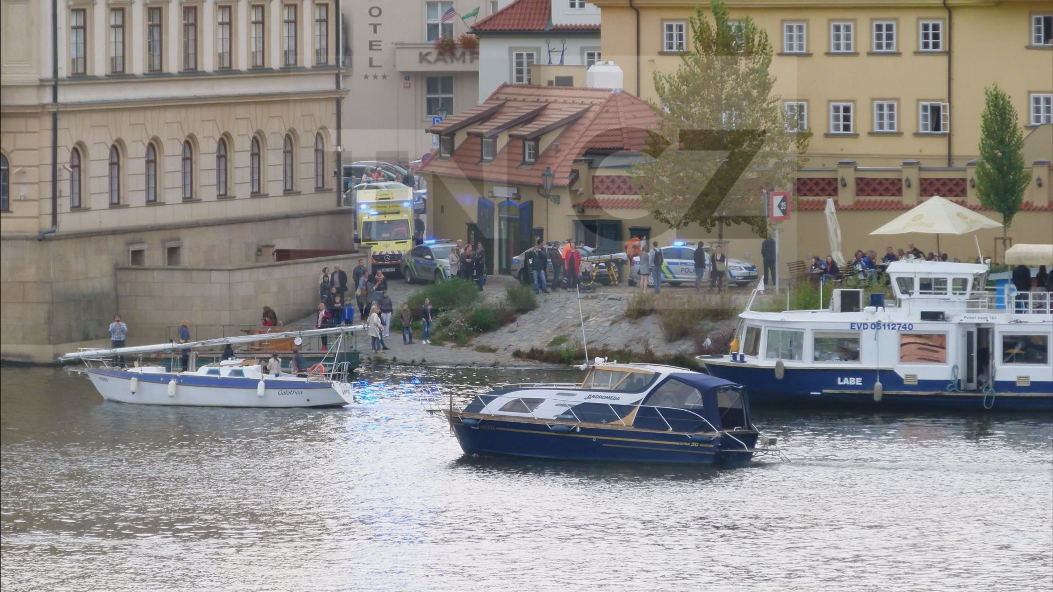 Jan Tříska ve Vltavě - 4 - GALERIE: Záchrana Jana Třísky z vody (4/5)