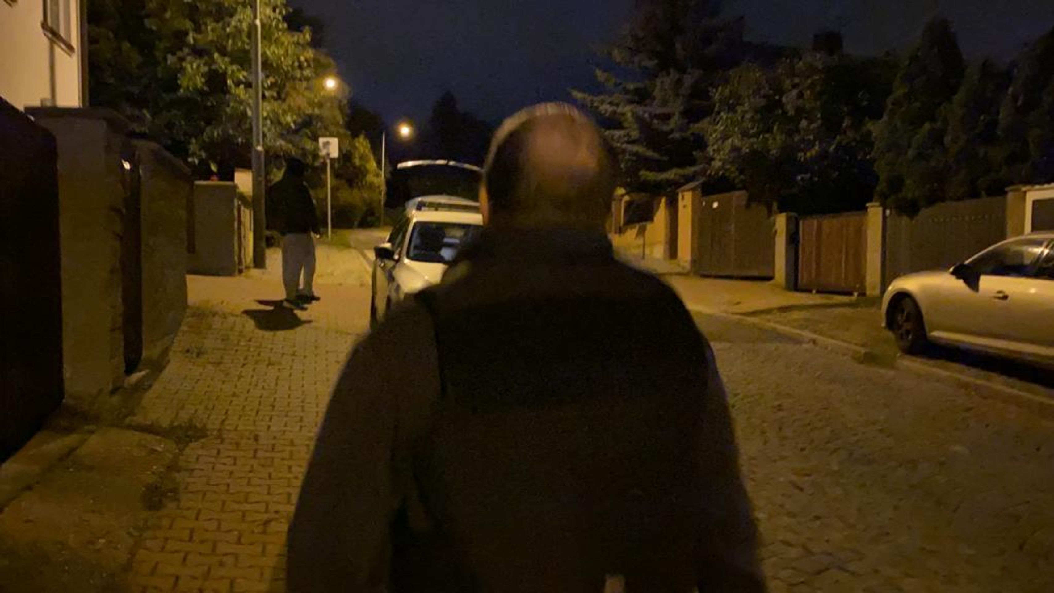 Noční incident před domem zavražděné v Radotíně - 6 - GALERIE: Noční incident v Radotíně (6/12)