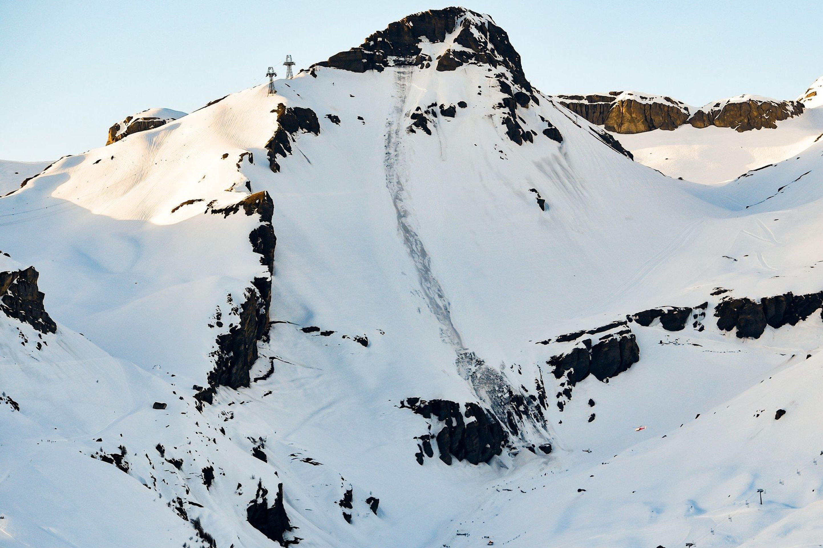 Lavina zsmetla lyžaře v Crans-Montana - 2 - GALERIE: Lavina smetla lyžaře na sjezdovce v Crans-Montana (2/7)