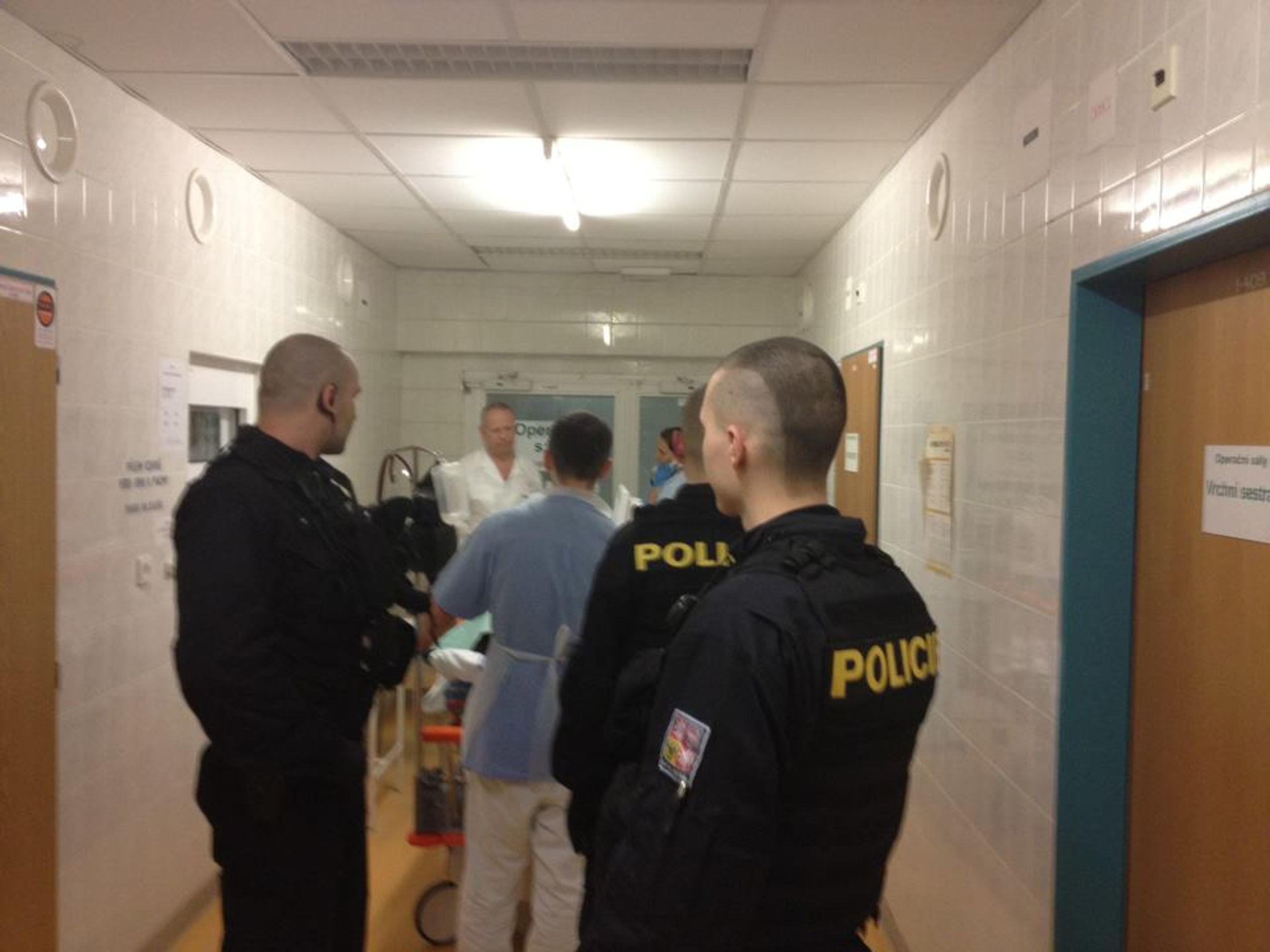 Převoz řidiče na sál za asistence policie - Fotografie z honičky na dálnici D5 (6/6)