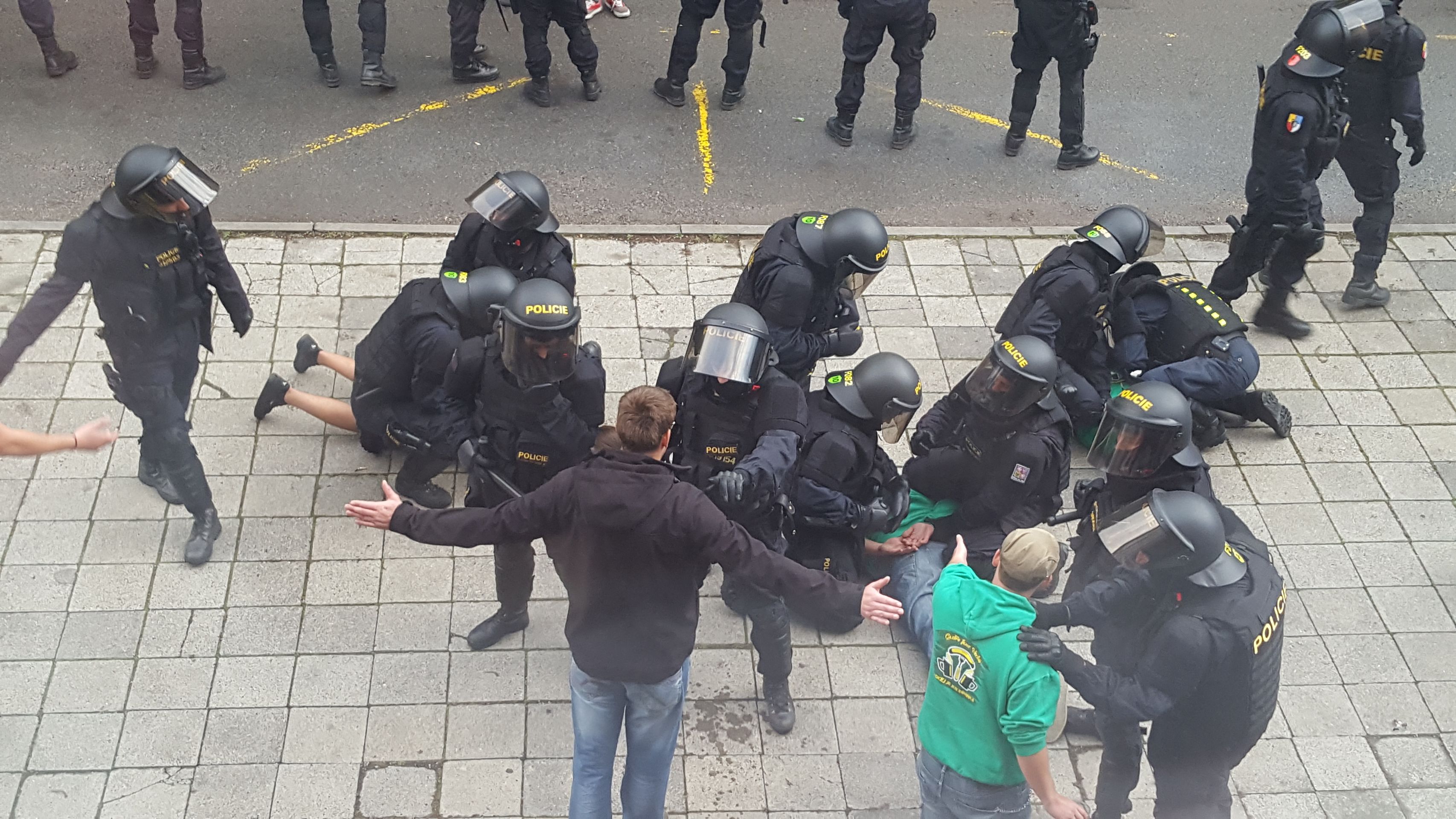 Zatýkání fanoušků Vsetína na Kladně s Jaromírem Jágrem - 2 - GALERIE: Policie zatýkala na Kladně, byl u toho i Jágr (1/6)