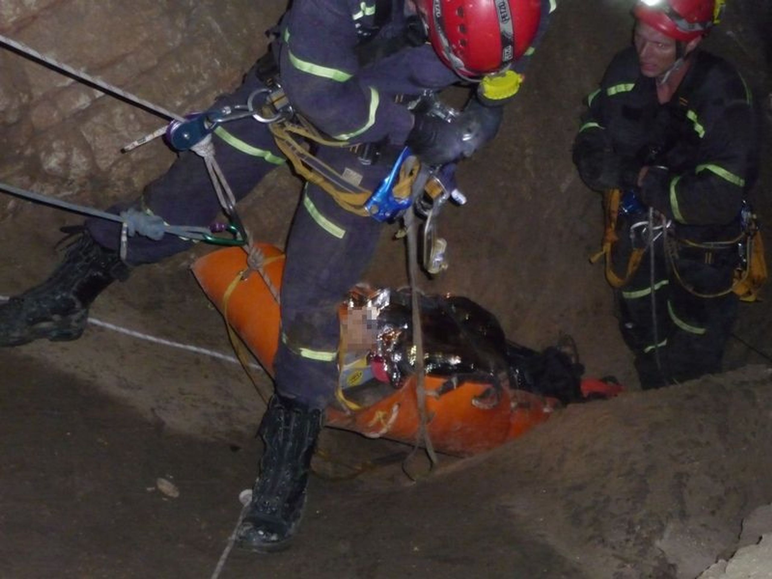 Záchrana muže uvězněného čtyři dny v jeskyni na Berounsku-3 - FOTOGALERIE: Záchrana muže uvězněného čtyři dny v jeskyni na Berounsku (3/7)