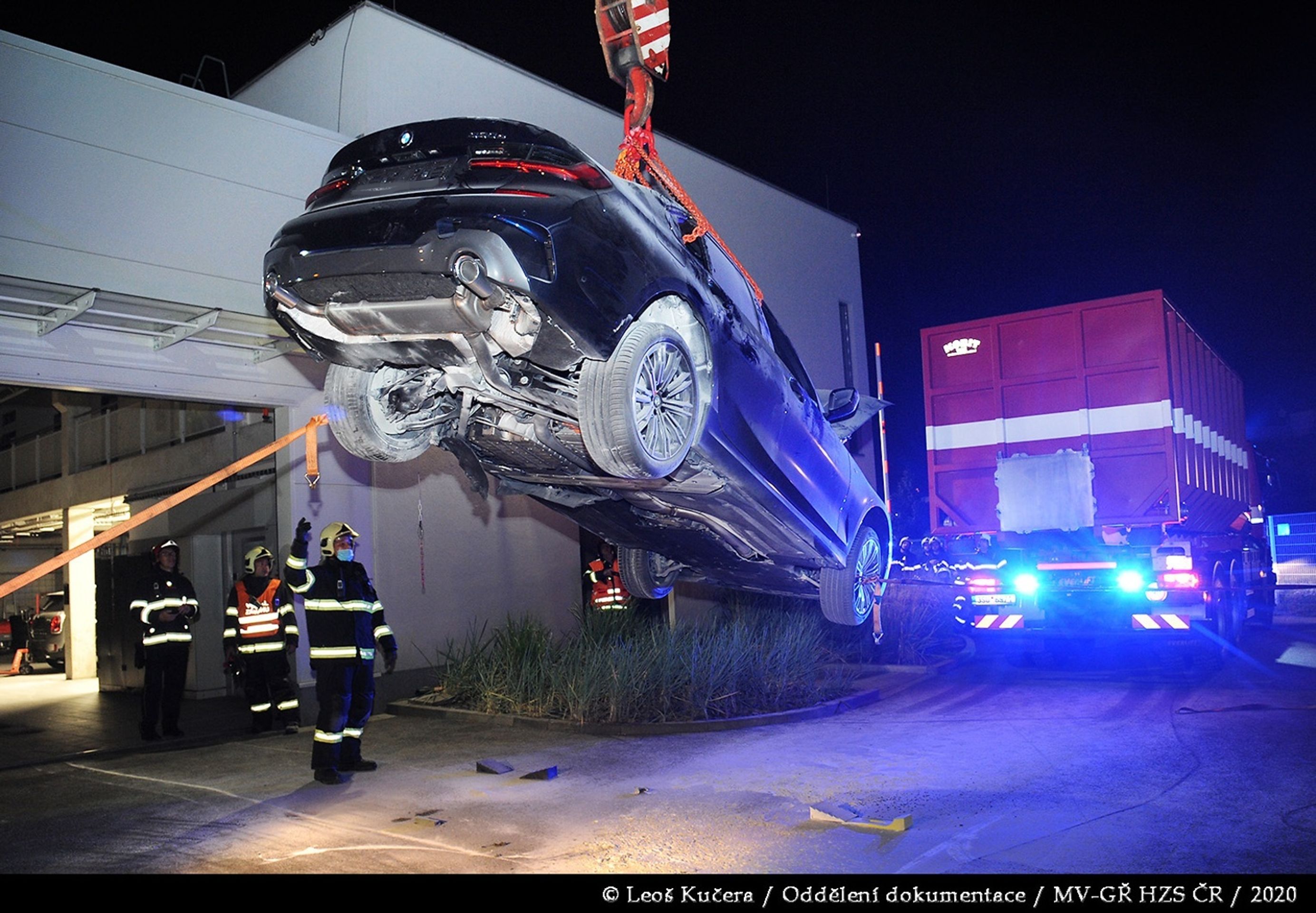 Požár luxusního hybridu v Čestlicích - 22 - Fotogalerie: Hybridní BMW je po požáru v servisu kompletně zničené (10/13)