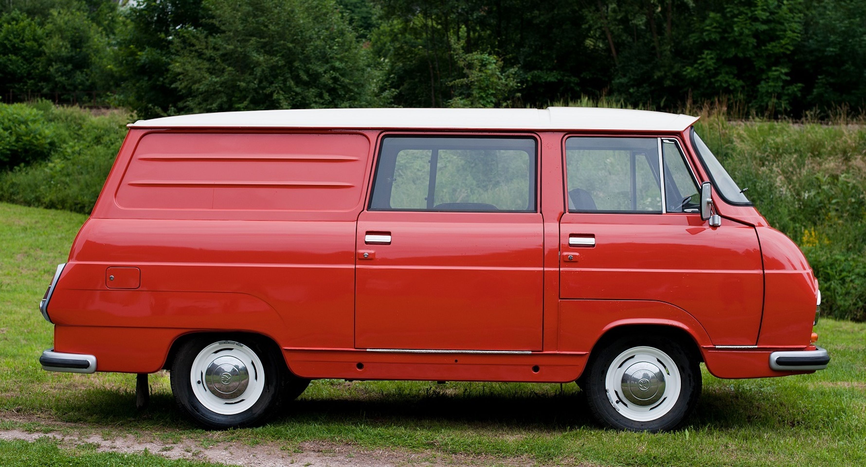 Kultovní Škoda 1203 - 43 - Fotogalerie: Kultovní “dvanda“ slaví. Podívejte se na originální úpravy (2/39)