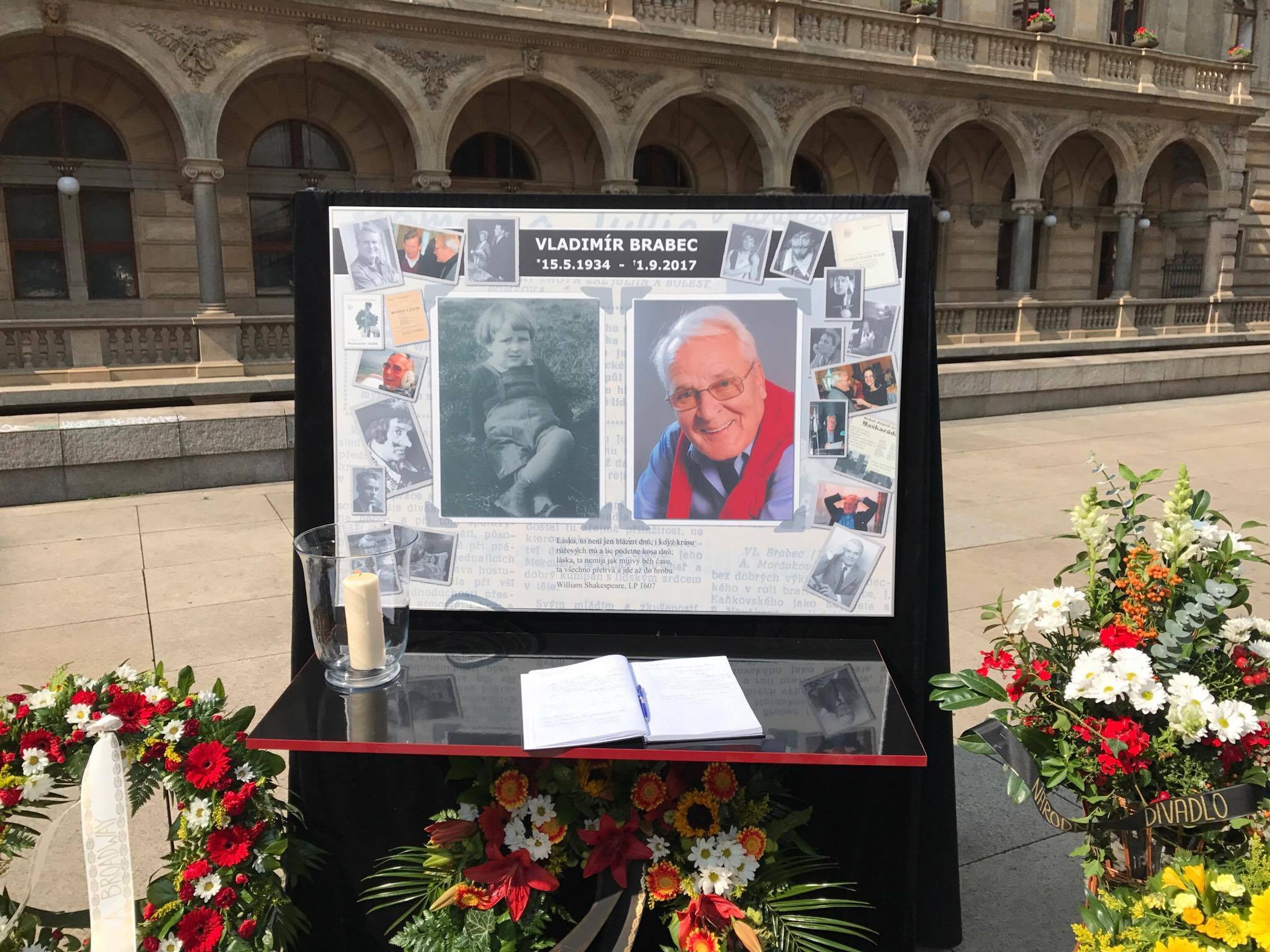 Poslední rozloučení s Vladimírem Brabcem u Národního divadla - 5 - GALERIE: Poslední rozloučení s Vladimírem Brabcem (5/6)