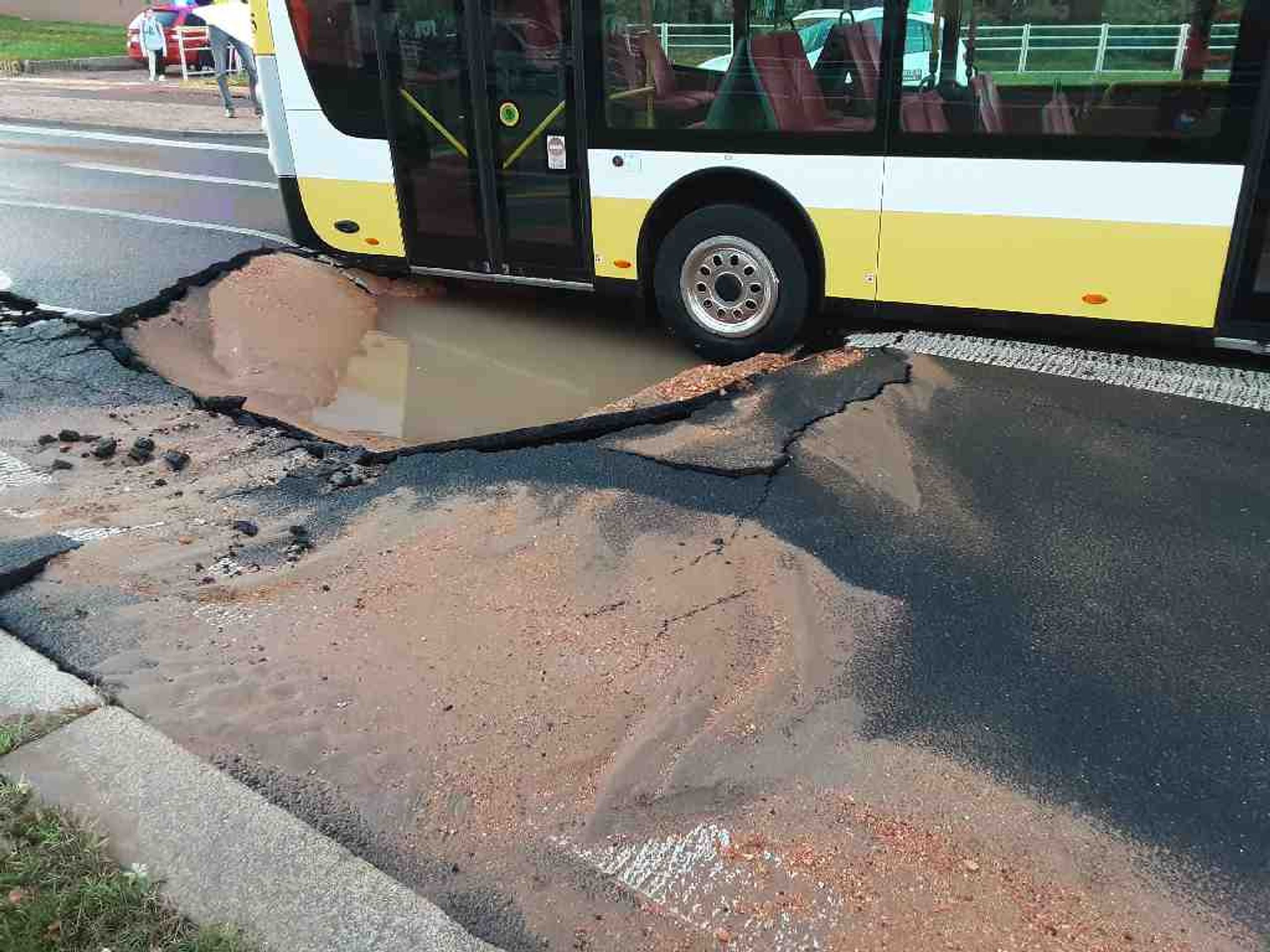 Pod autobusem v Mostě se propadla silnice - Pod autobusem v Mostě se propadla silnice (2/3)