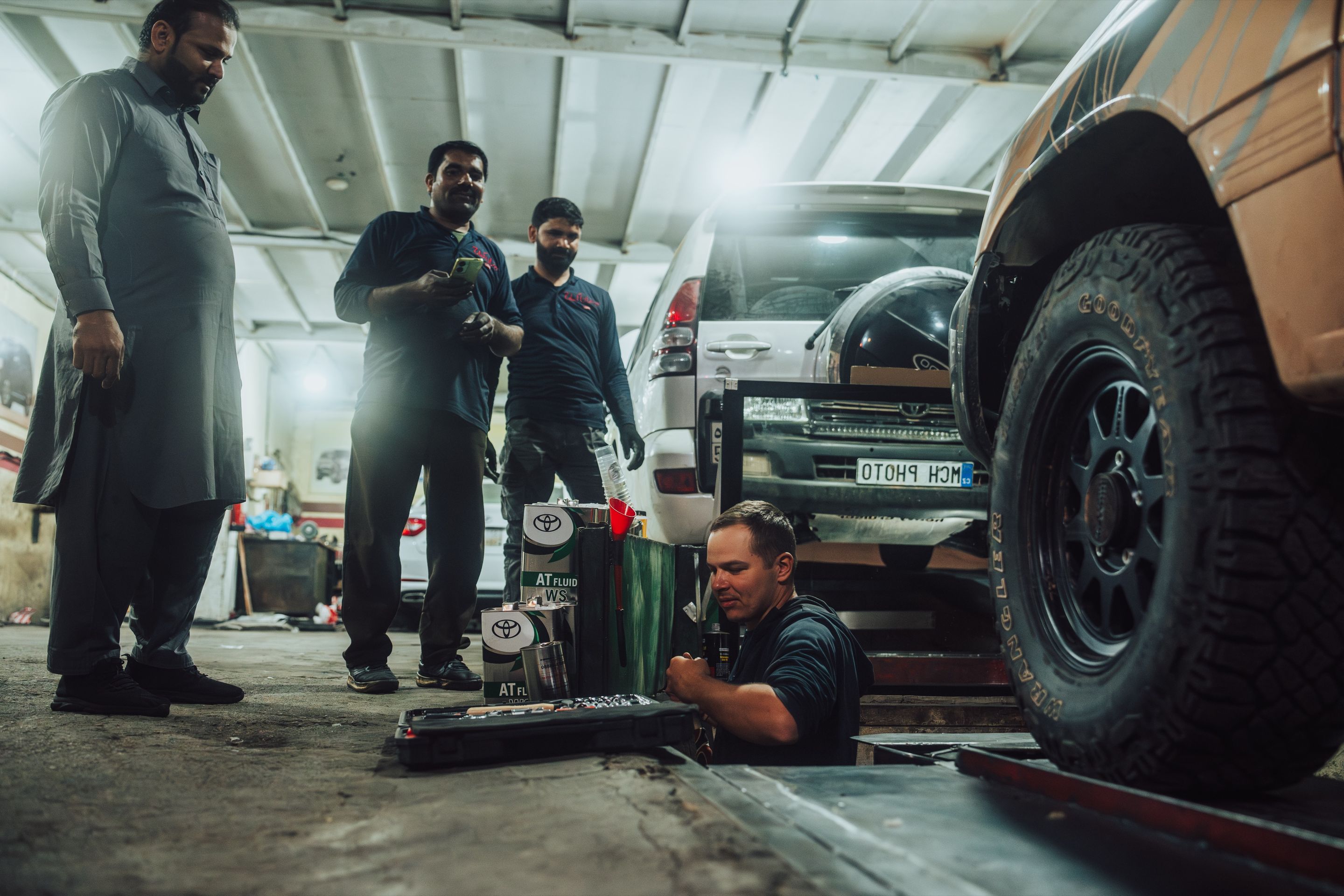 Fotografie Mariana Chytky z Rally Dakar – mechanici opravující Chytkův vůz - Fotografie Mariana Chytky z Rally Dakar (6/16)