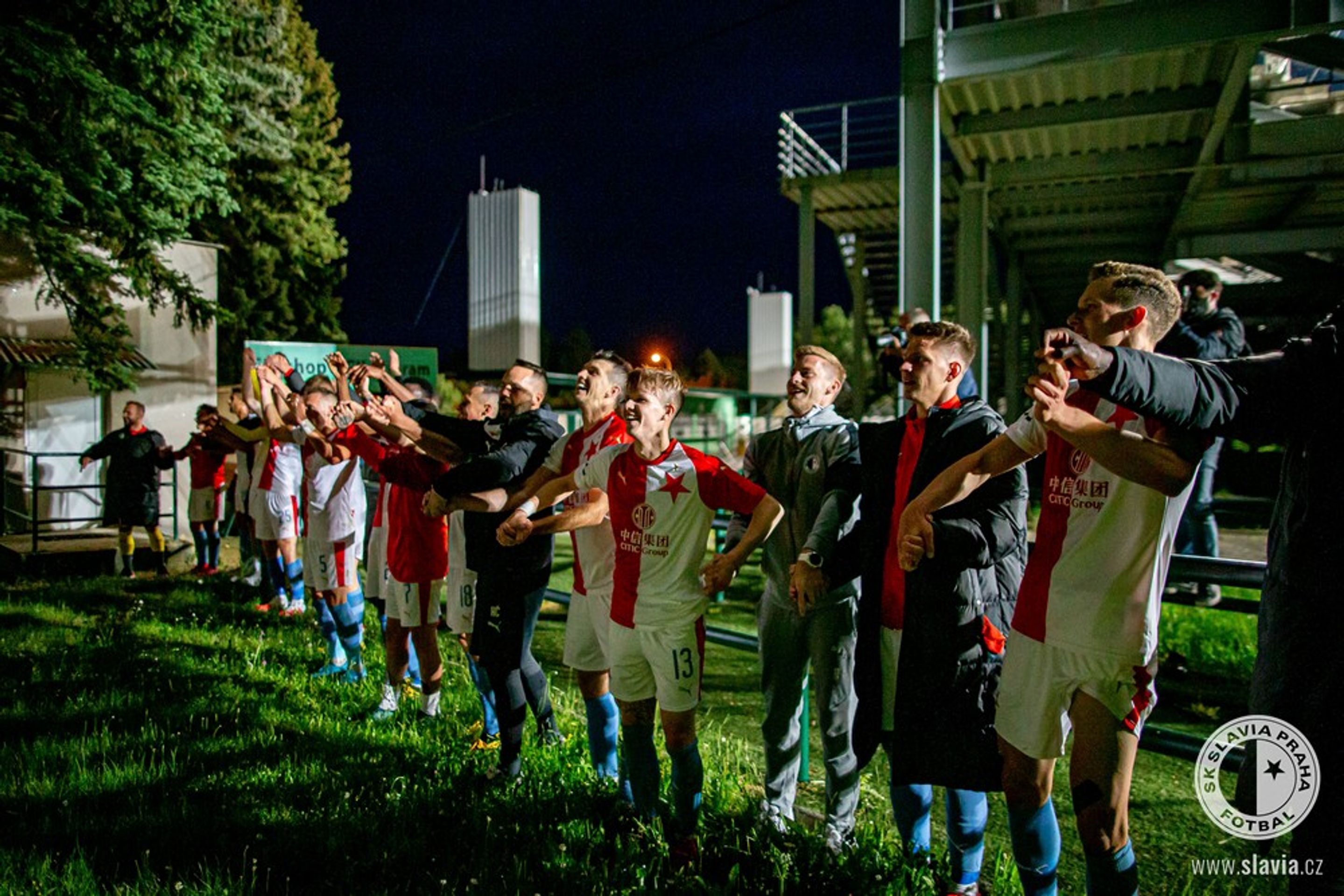 Slavia děkuje fanouškům v lese - GALERIE: Fotbalisté Slavie šli děkovat fanouškům až do lesa! (1/4)