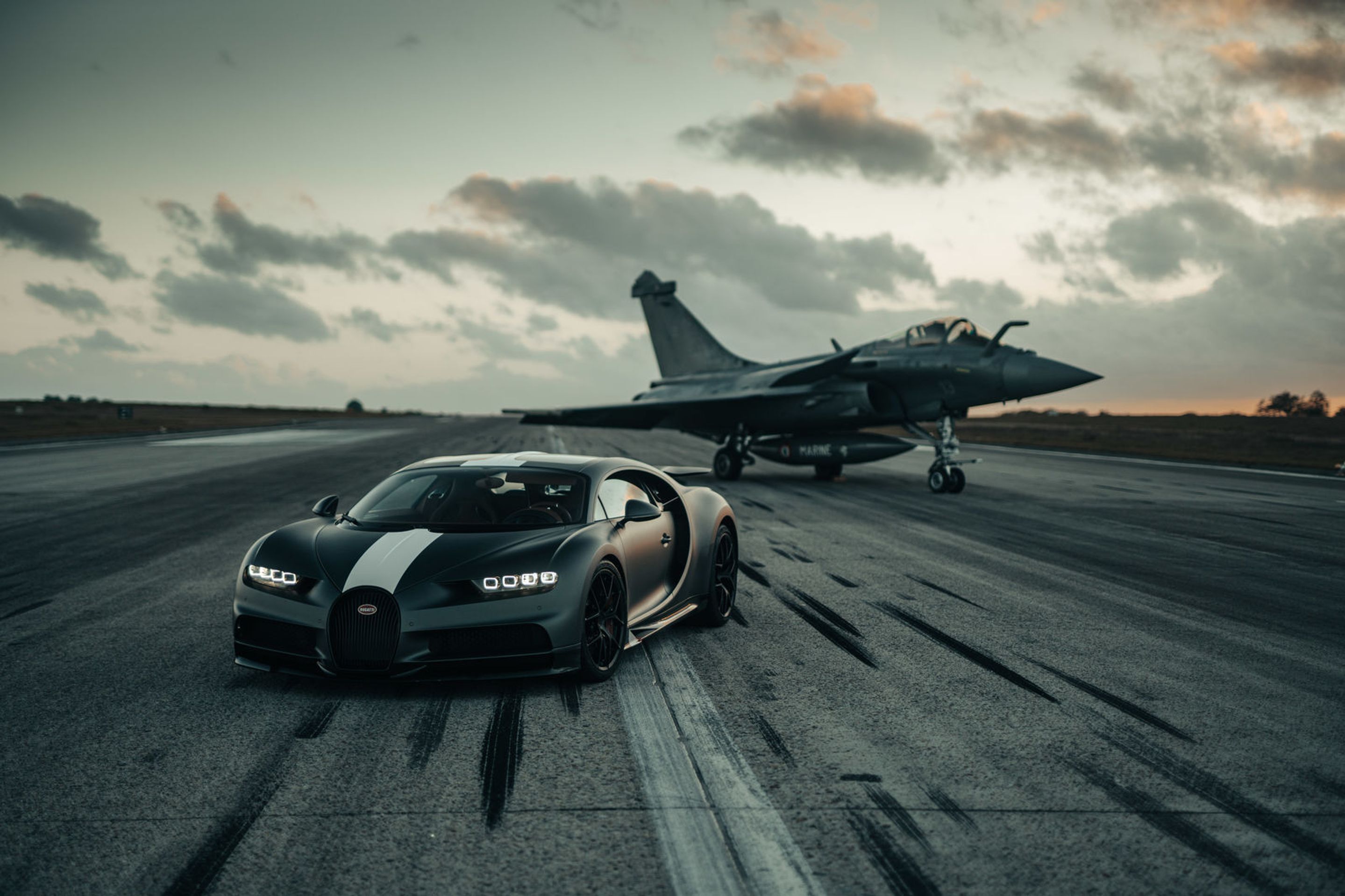 Bugatti Chiron Sport vs. armádní stíhačka - 15 - Fotogalerie: Bugatti Chiron Sport vyzval vojenskou stíhačku (10/13)