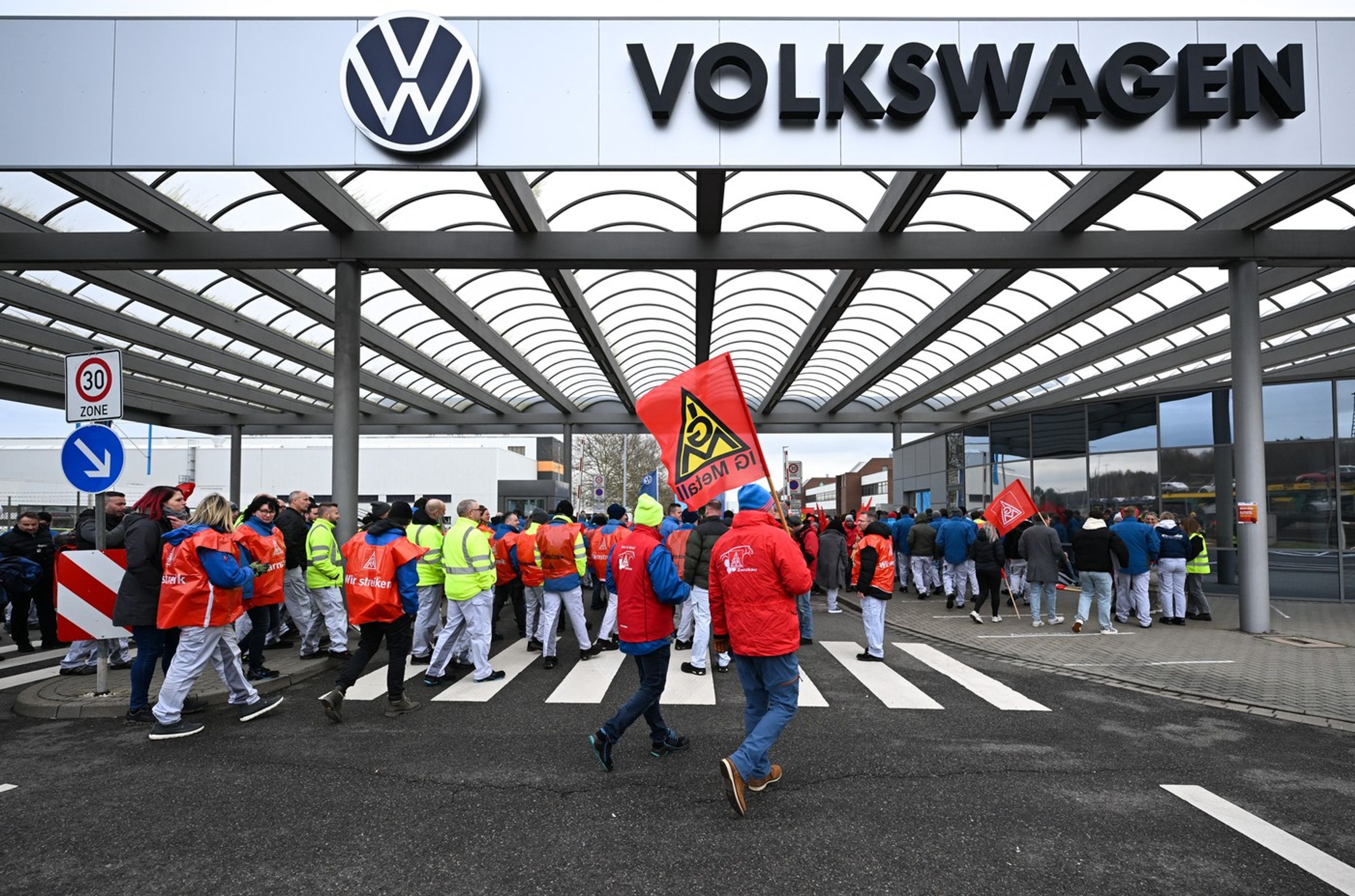 Výstražná stávka a demonstrace v německých továrnách Volkswagenu - Výstražná stávka a demonstrace v německých továrnách Volkswagenu (6/6)