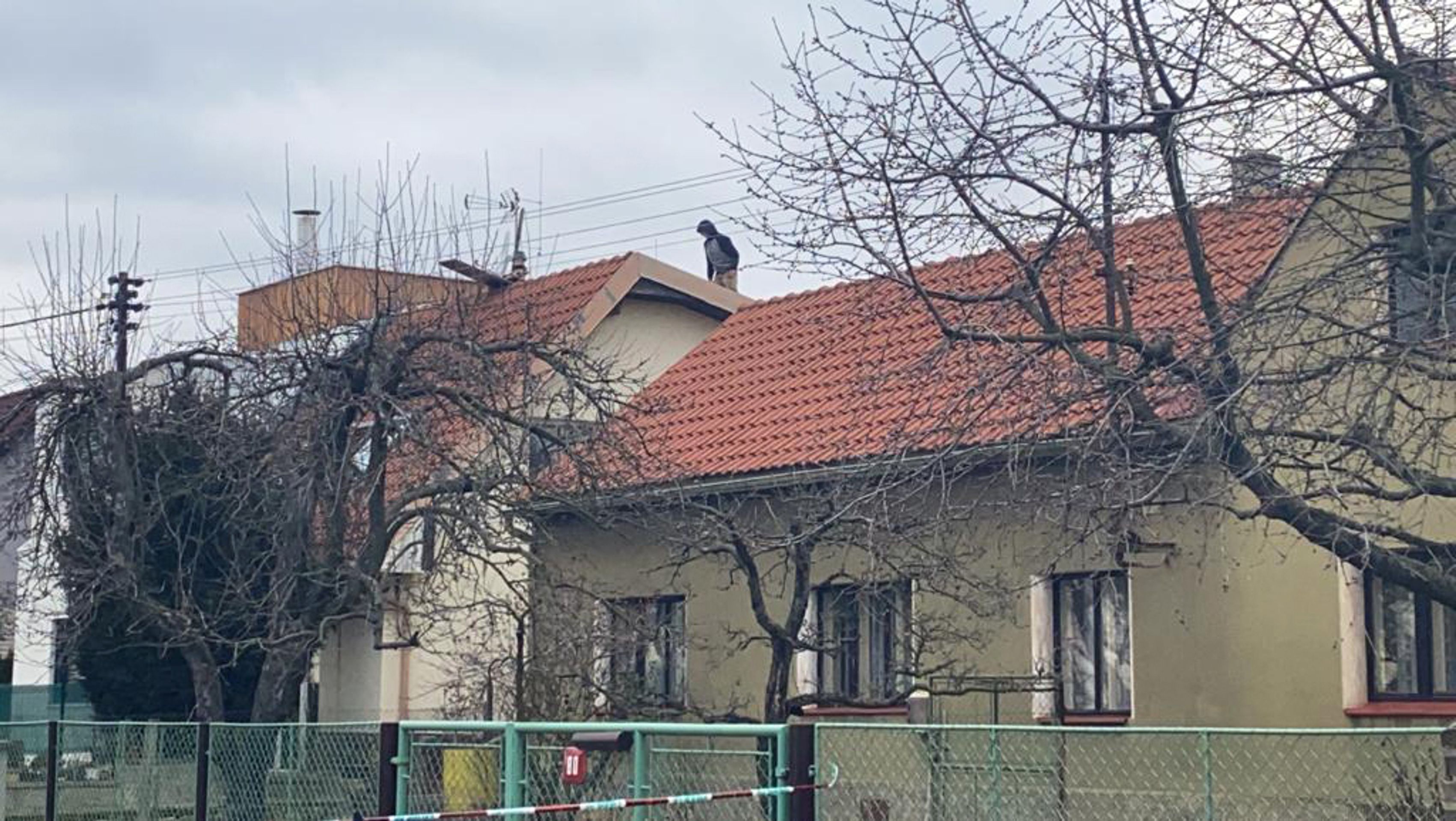 Muž na střeše v obci Kosoř - 4 - GALERIE: Útočník napadal rodiče, před policií utekl na střechu (4/13)