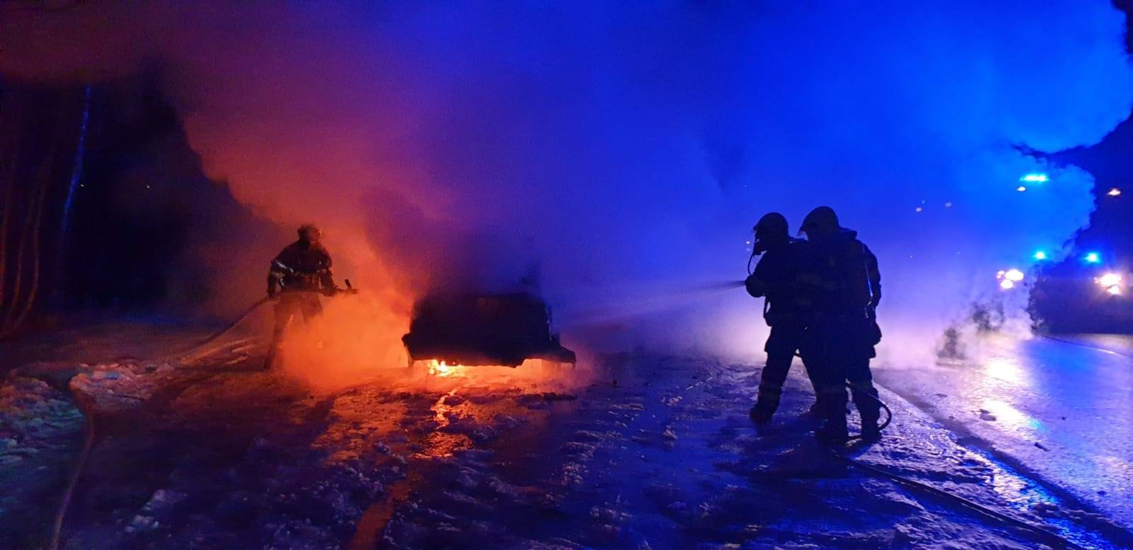Požár auta u Karlových Varů - 12 - GALERIE: Požár osobního auta u Karlových Varů (12/12)