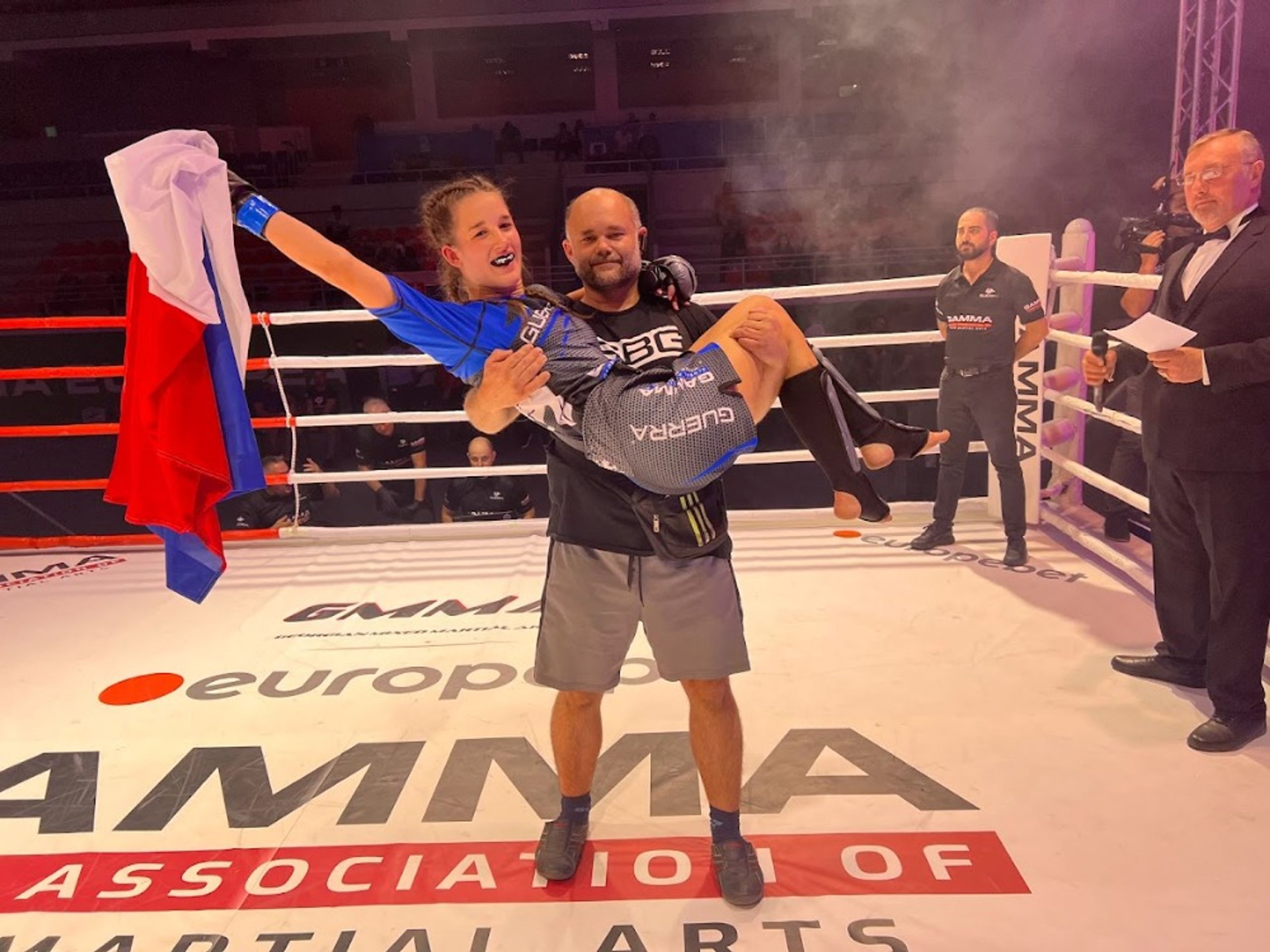 Veronika Zajícová po finálovém zápase se svým otcem - Veronika Zajícová - mistryně Evropy v MMA (7/13)