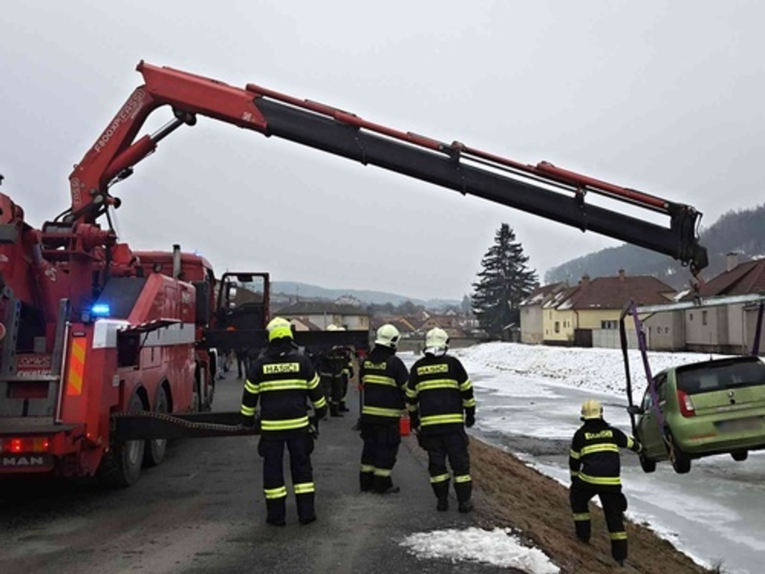 Auto uvízlo na zamrzlé řece - 4 - GALERIE: Auto uvízlo na zamrzlé řece (4/7)