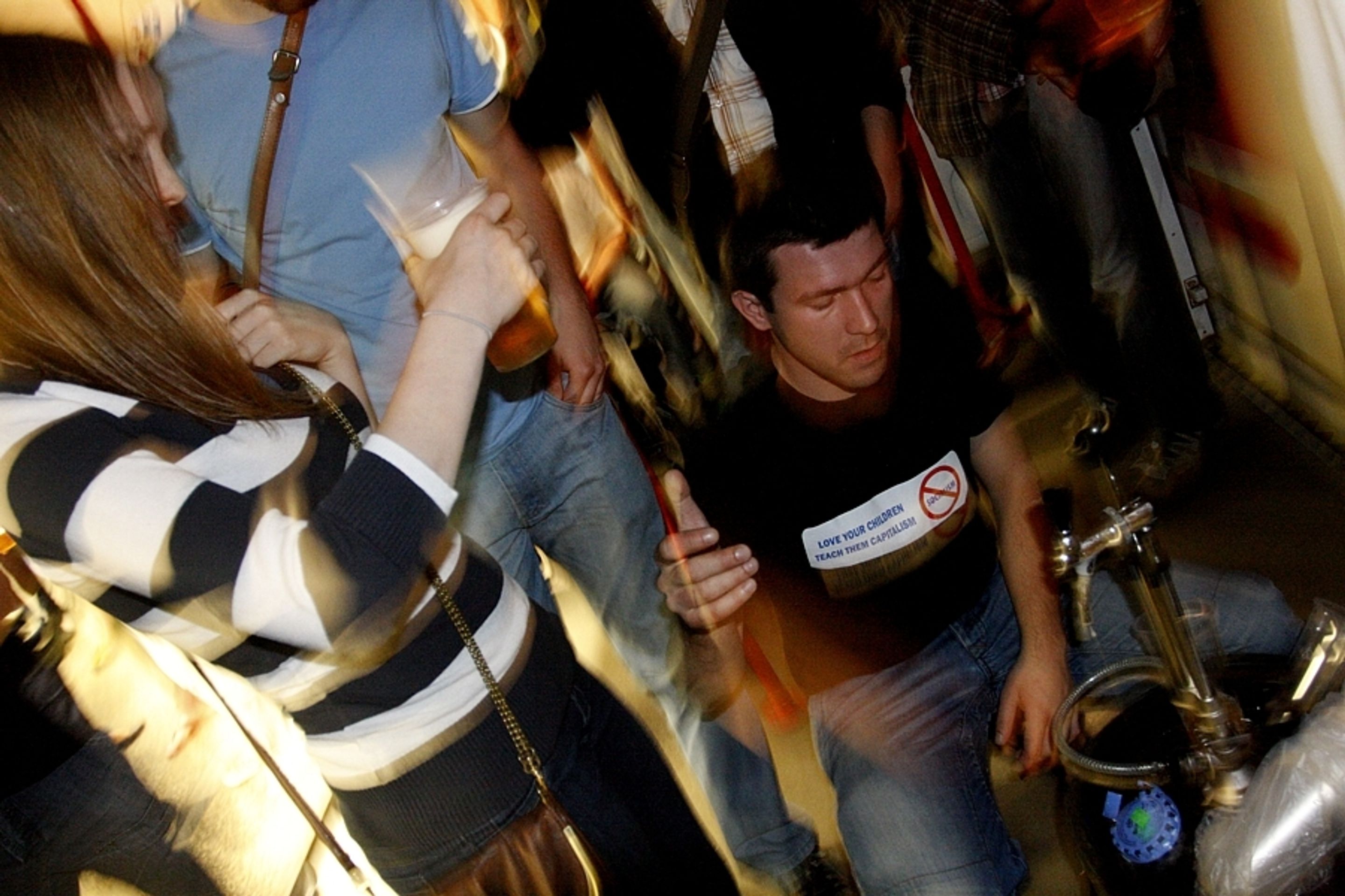 Antistávka na Dejvické - 21 - GALERIE: Lidé obsadili soupravu metra na stanici Dejvická (20/39)