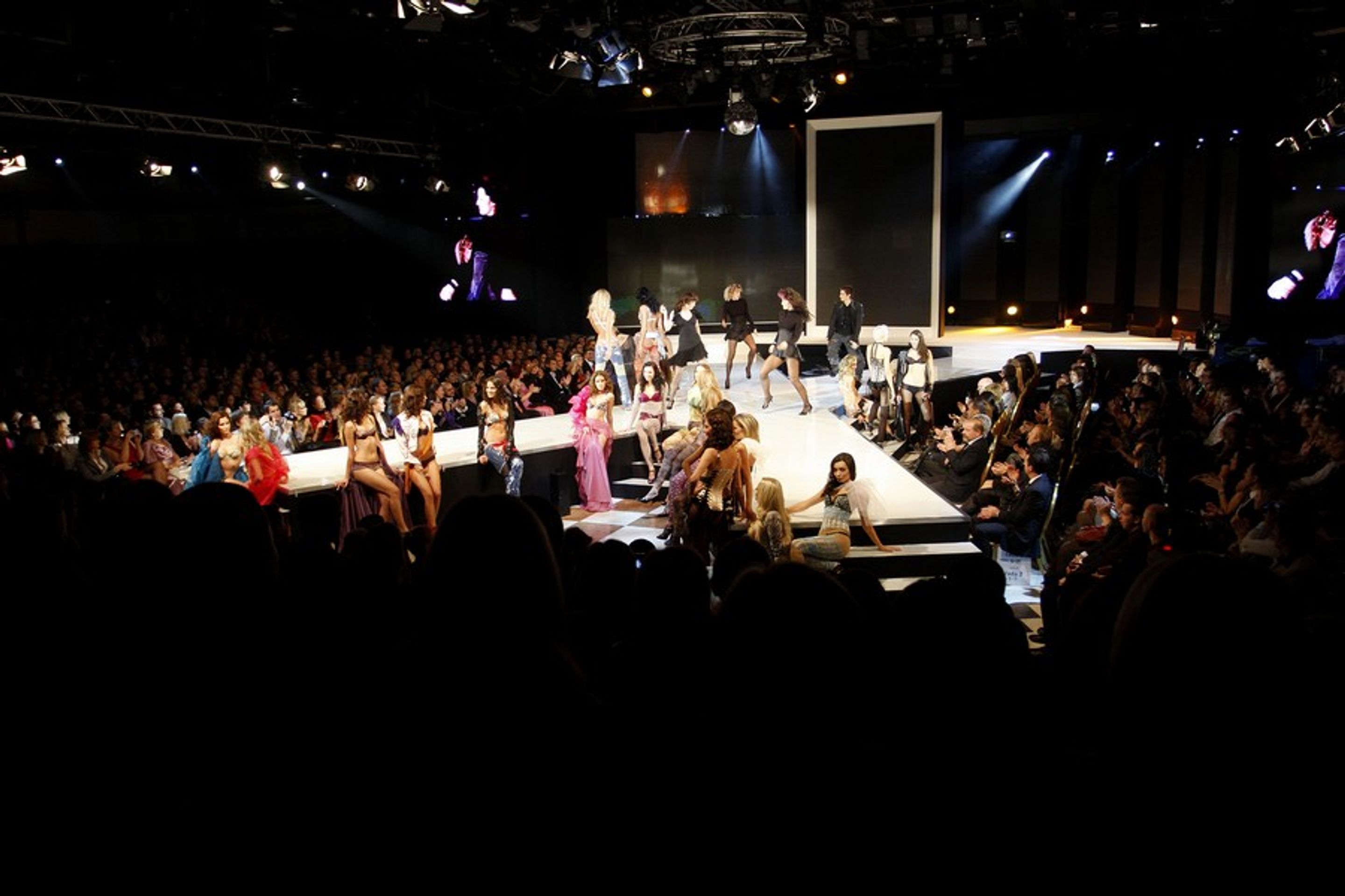Top Secret-32 - Galerie: Top Secret 2 (6/10)