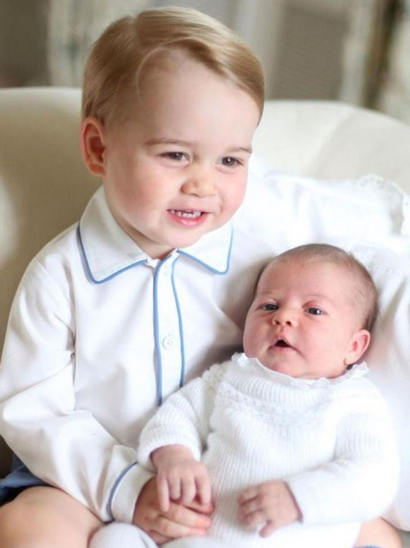 První oficiální snímky princezny Charlotty a prince George, vyfotila je vévodkyně Kate - 2 - Královská rodina (32/32)