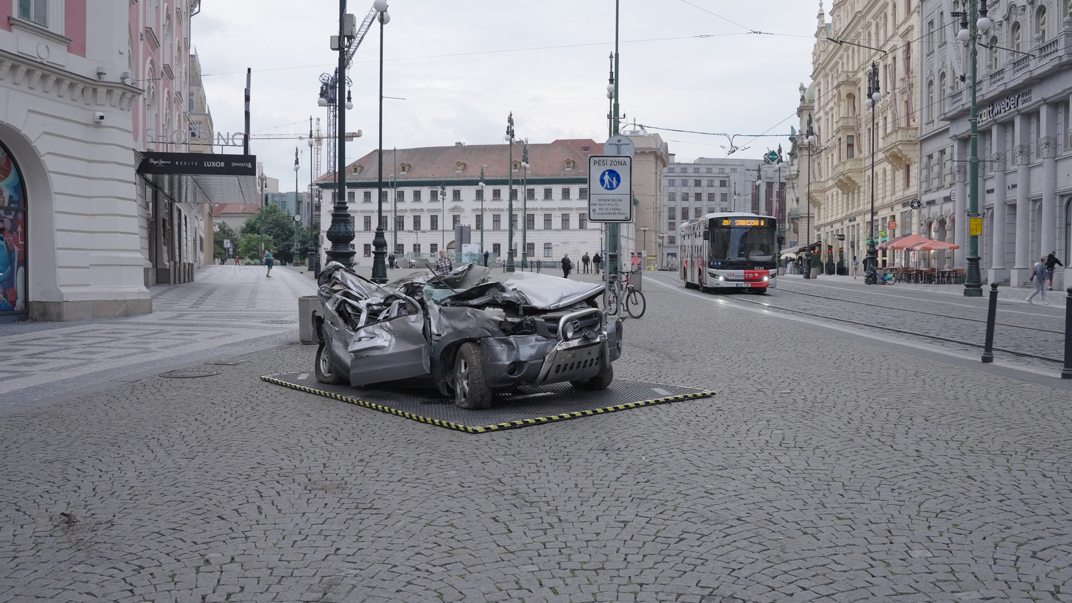 Vrak vozu v centru Prahy - Vraky vozů v centru Prahy (4/7)